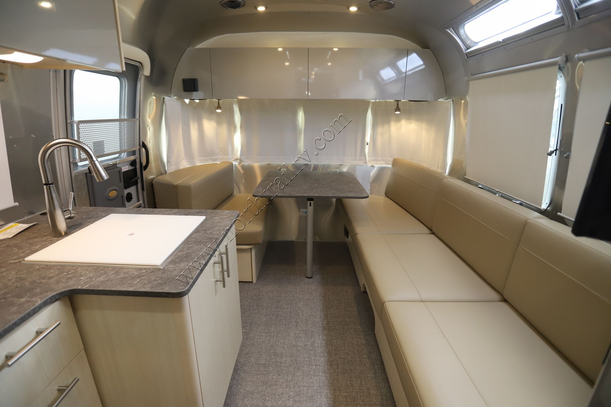 New 2022 Airstream Flying Cloud 25FB Travel Trailer  For Sale
