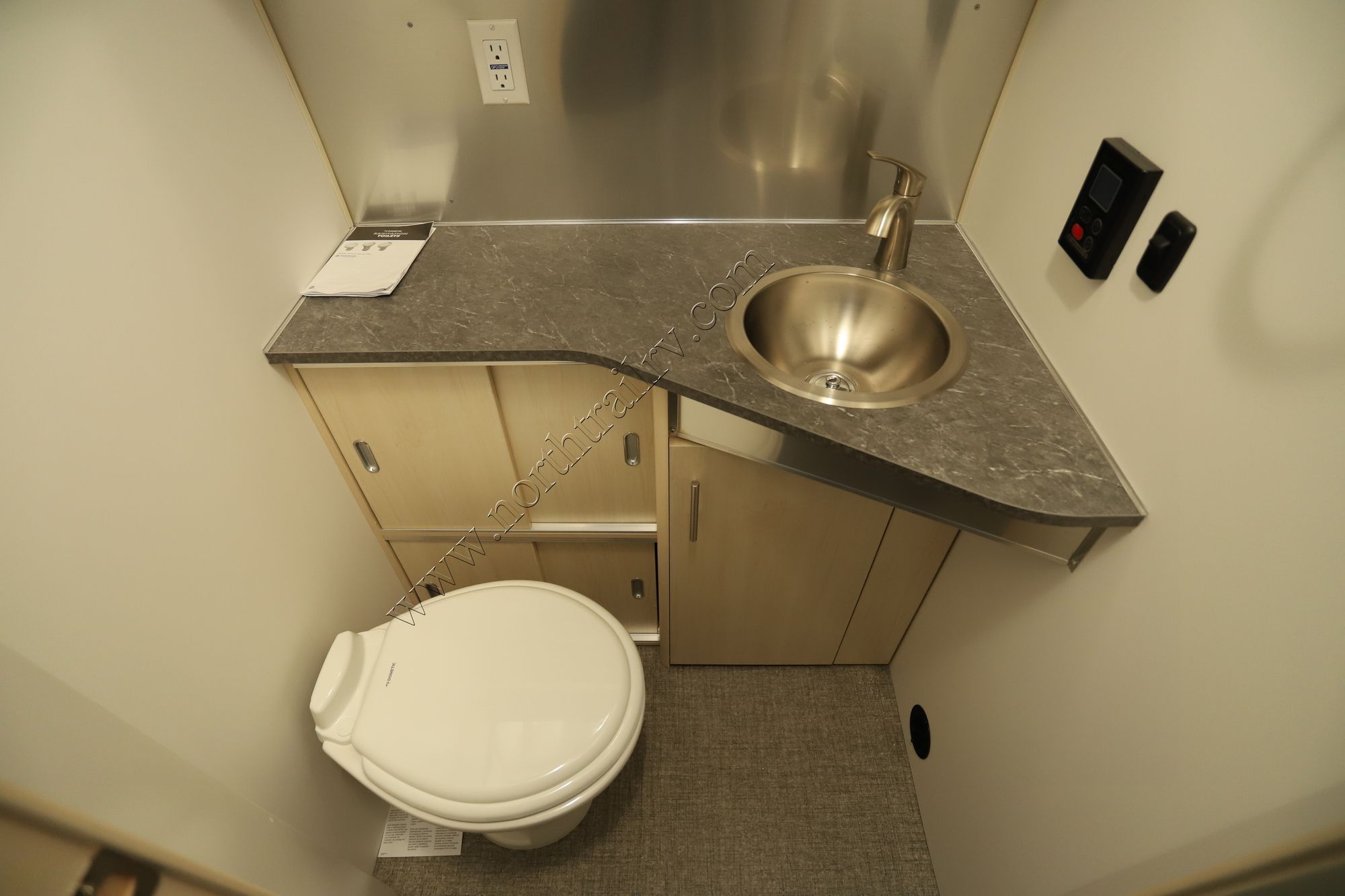 New 2022 Airstream Flying Cloud 25FB Travel Trailer  For Sale