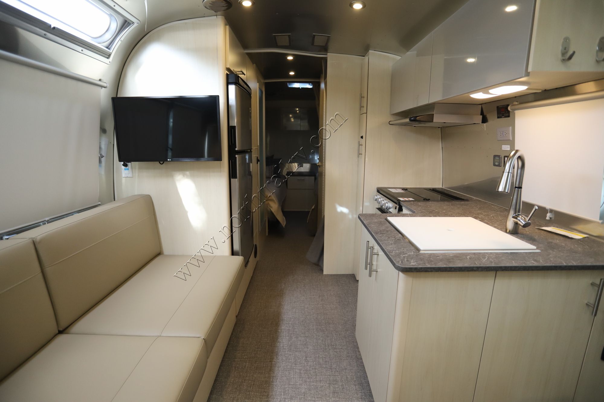 New 2022 Airstream Flying Cloud 25FB Travel Trailer  For Sale