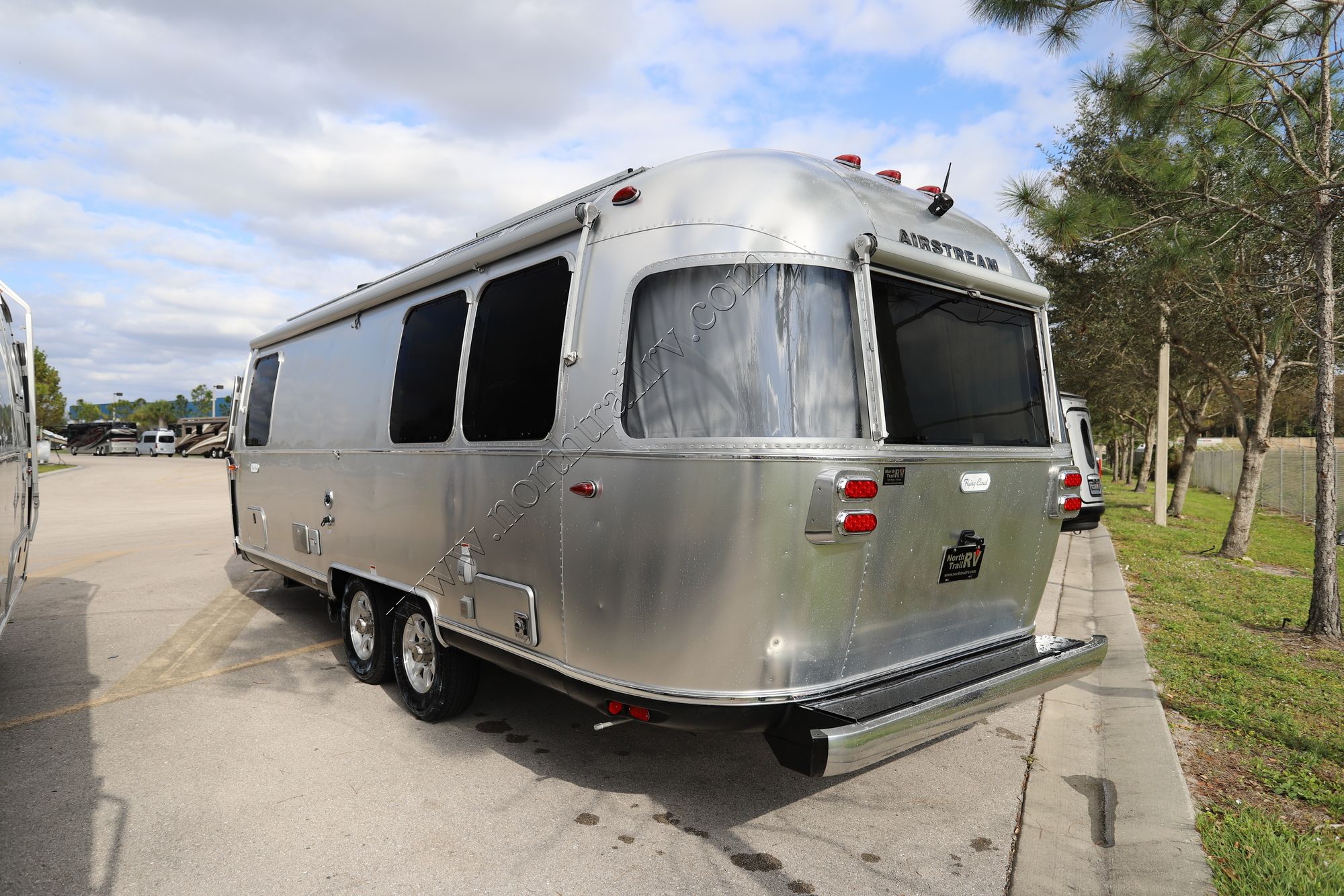 New 2022 Airstream Flying Cloud 25FB Travel Trailer  For Sale