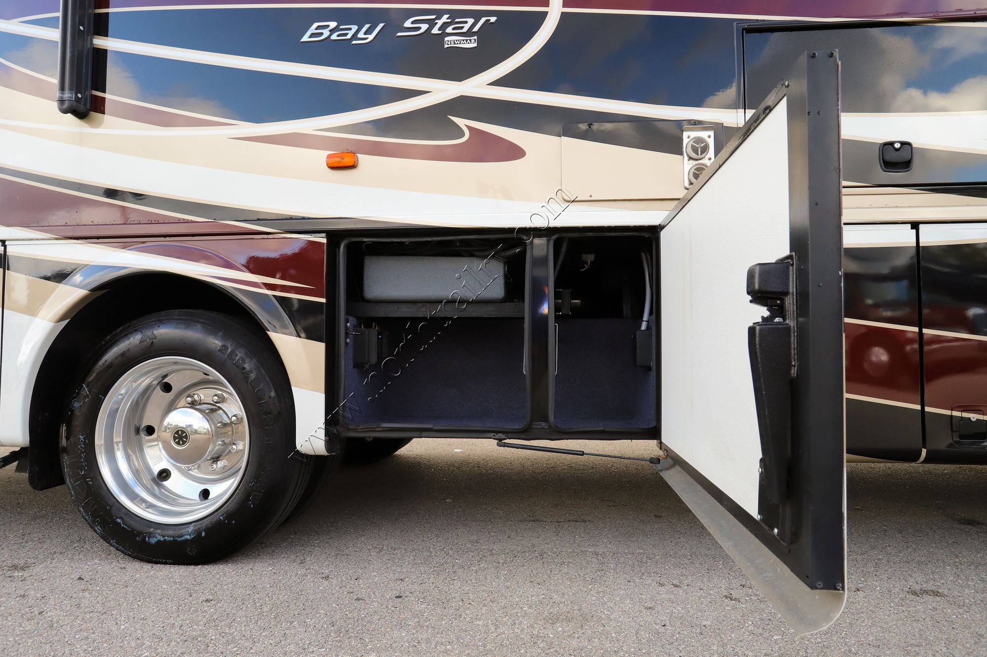 Used 2017 Newmar Bay Star 3124 Class A  For Sale