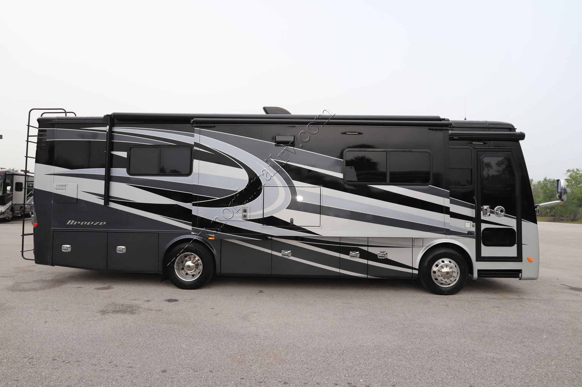 Used 2017 Tiffin Motor Homes Breeze 31BR Class A  For Sale