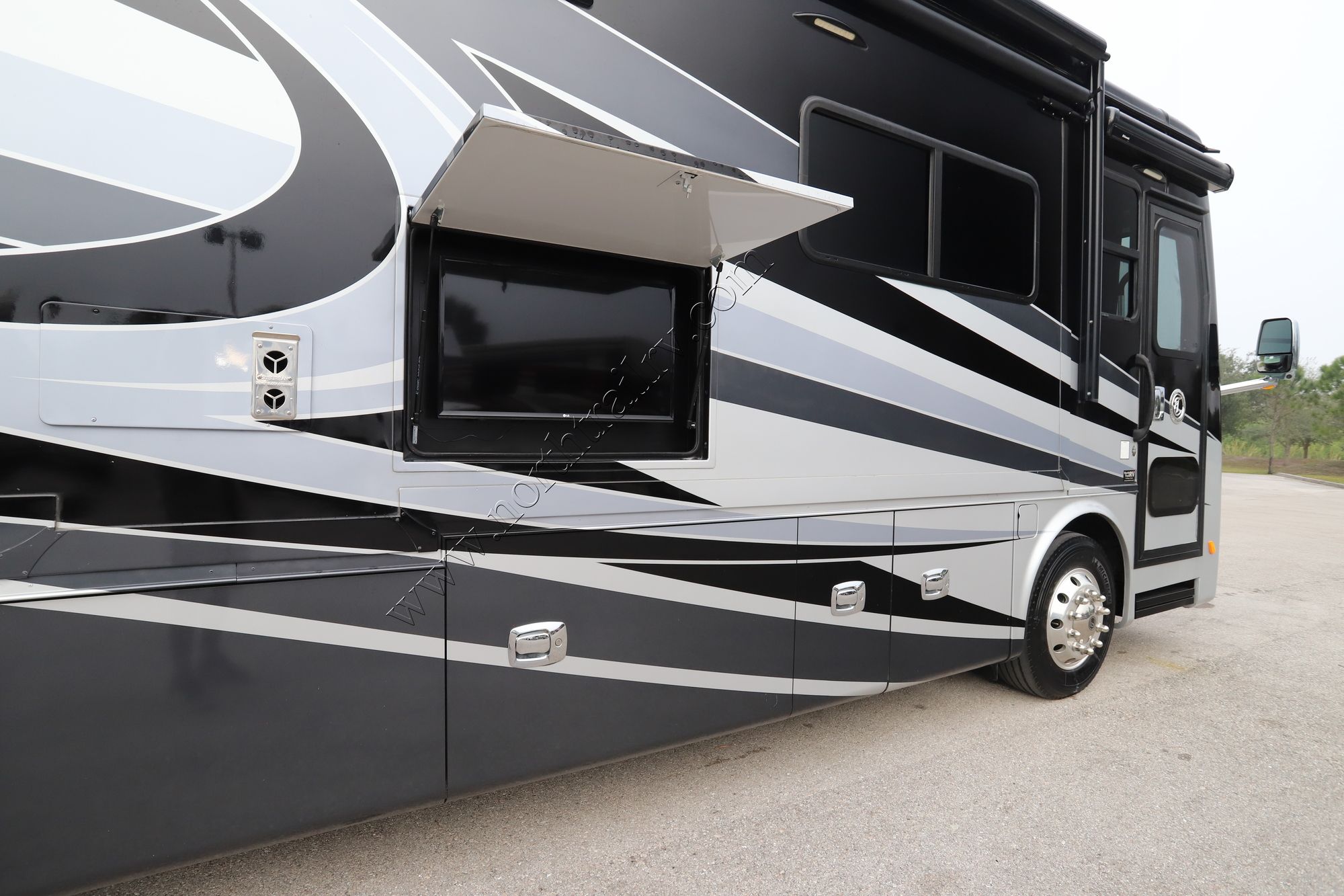 Used 2017 Tiffin Motor Homes Breeze 31BR Class A  For Sale