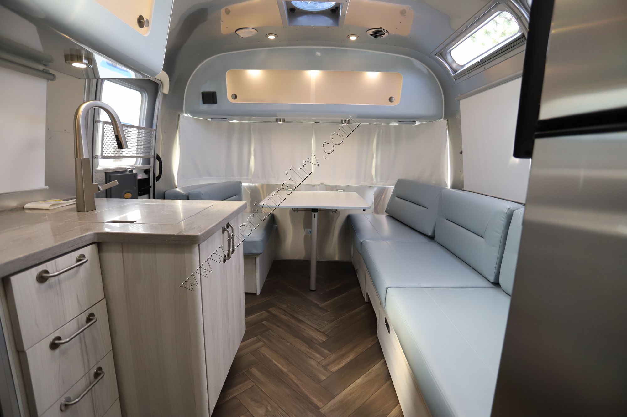 New 2022 Airstream International 25FBT Travel Trailer  For Sale