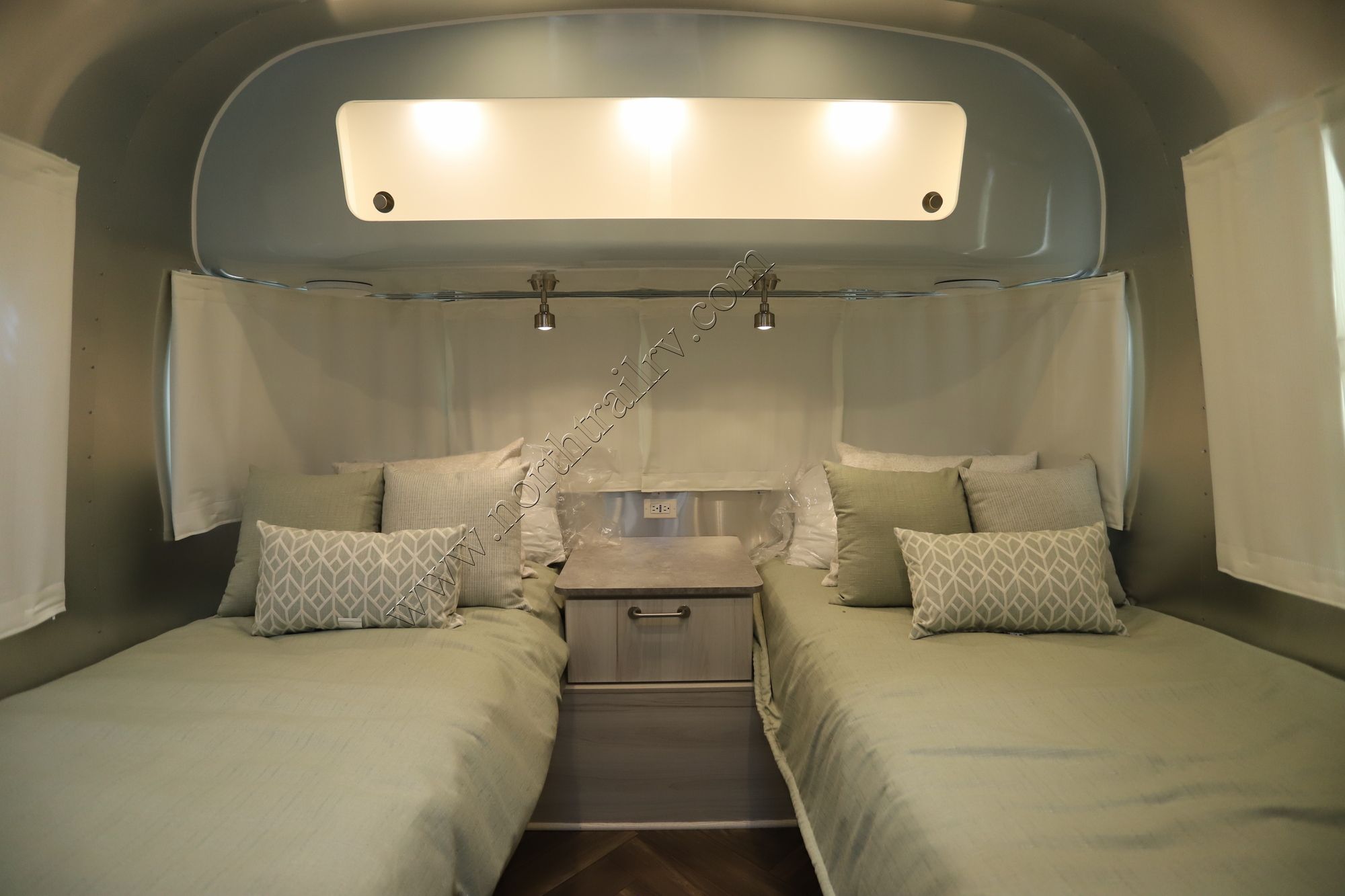 New 2022 Airstream International 25FBT Travel Trailer  For Sale