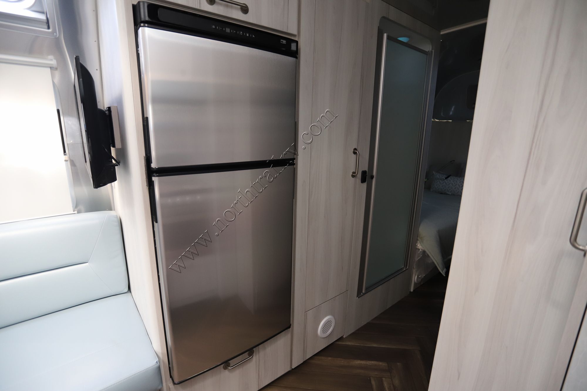 New 2022 Airstream International 25FBT Travel Trailer  For Sale