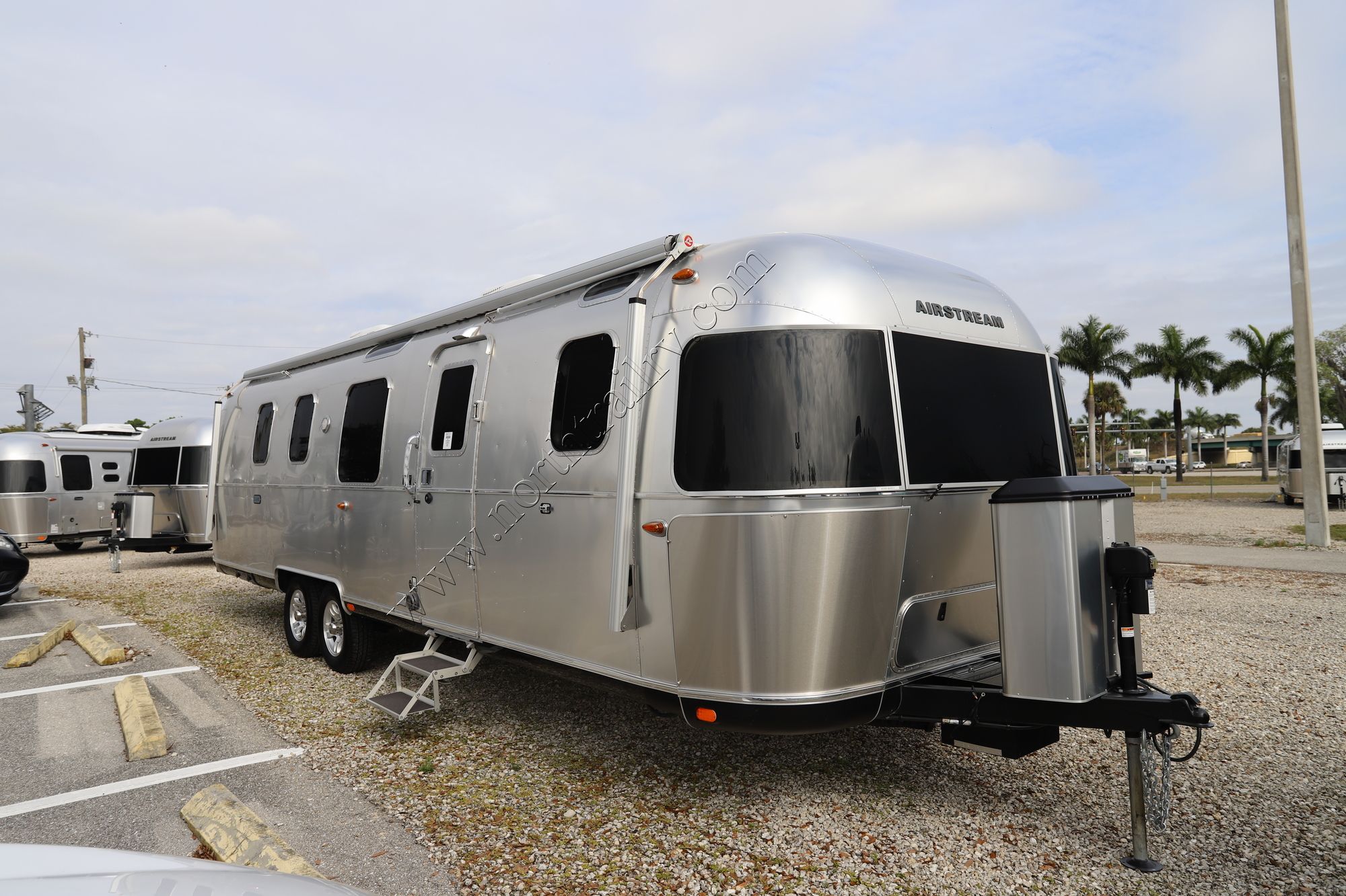 Used 2021 Airstream Classic 33FBQ Travel Trailer  For Sale