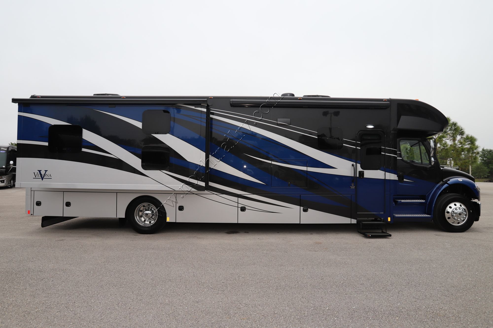 New 2022 Renegade Rv Verona 40VBH Super C  For Sale