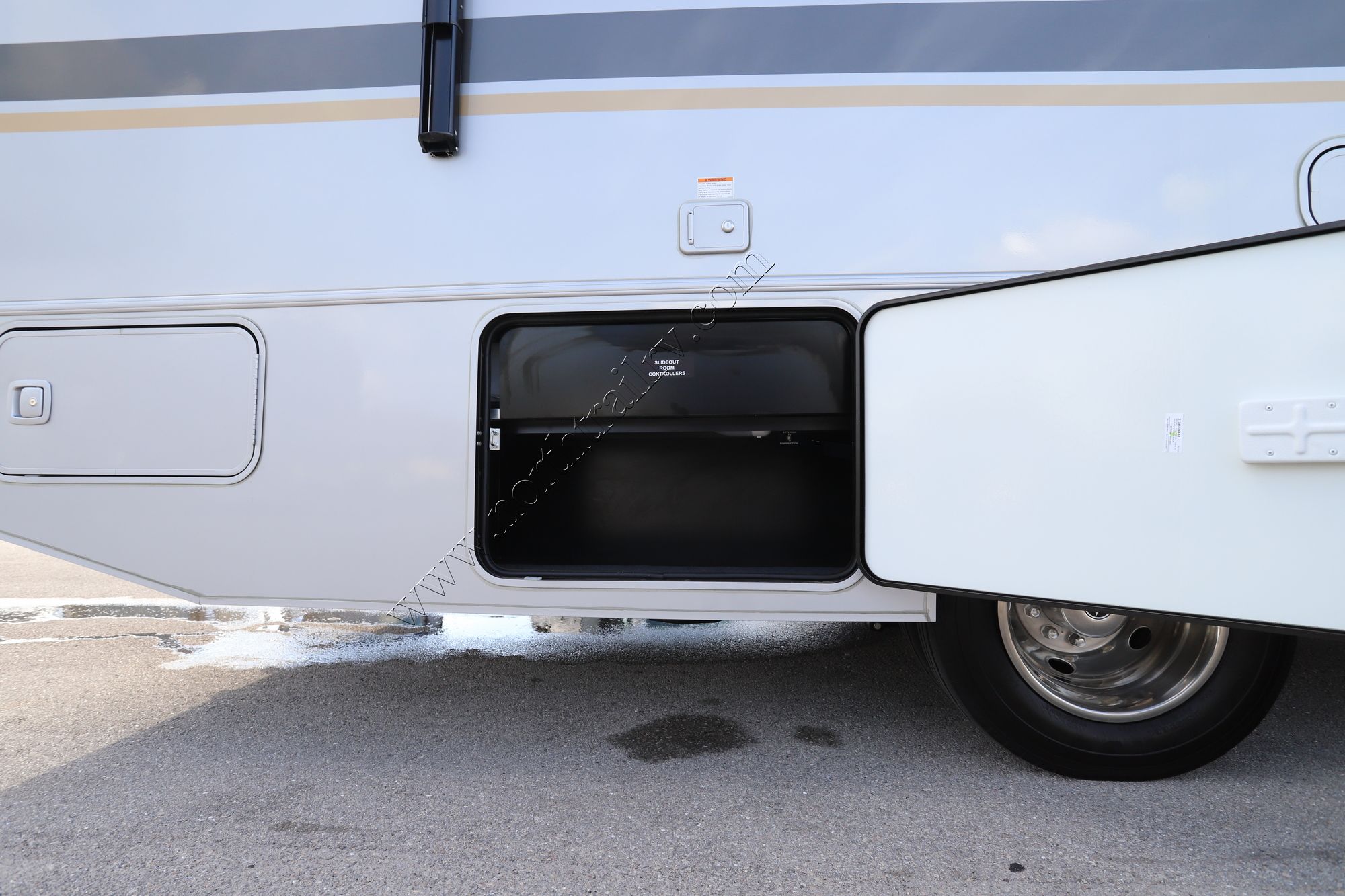 Used 2021 Winnebago Adventurer 30T Class A  For Sale