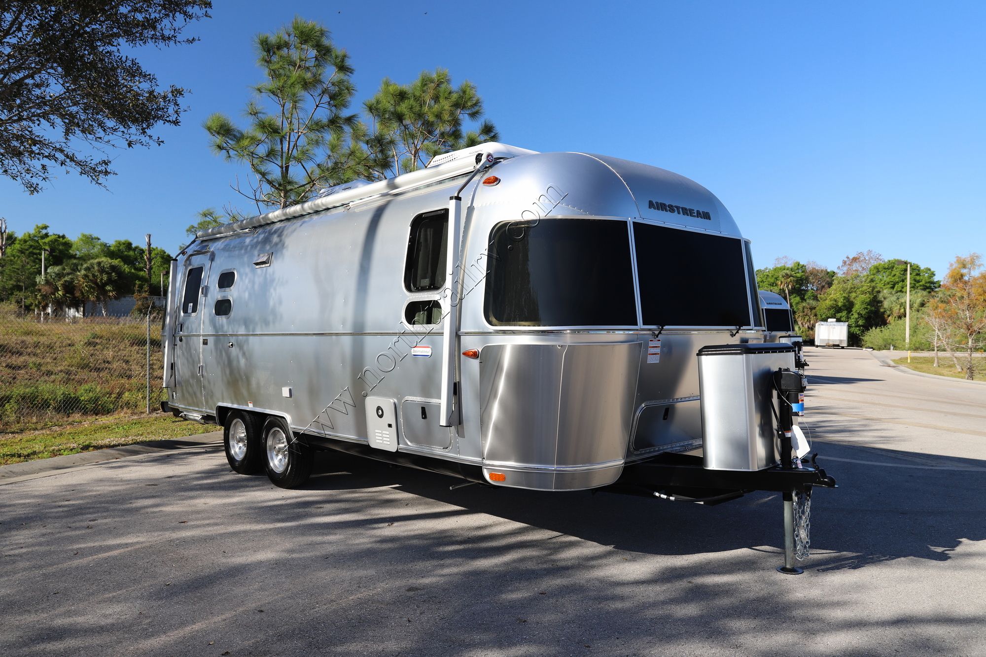 New 2022 Airstream International 25FB Travel Trailer  For Sale