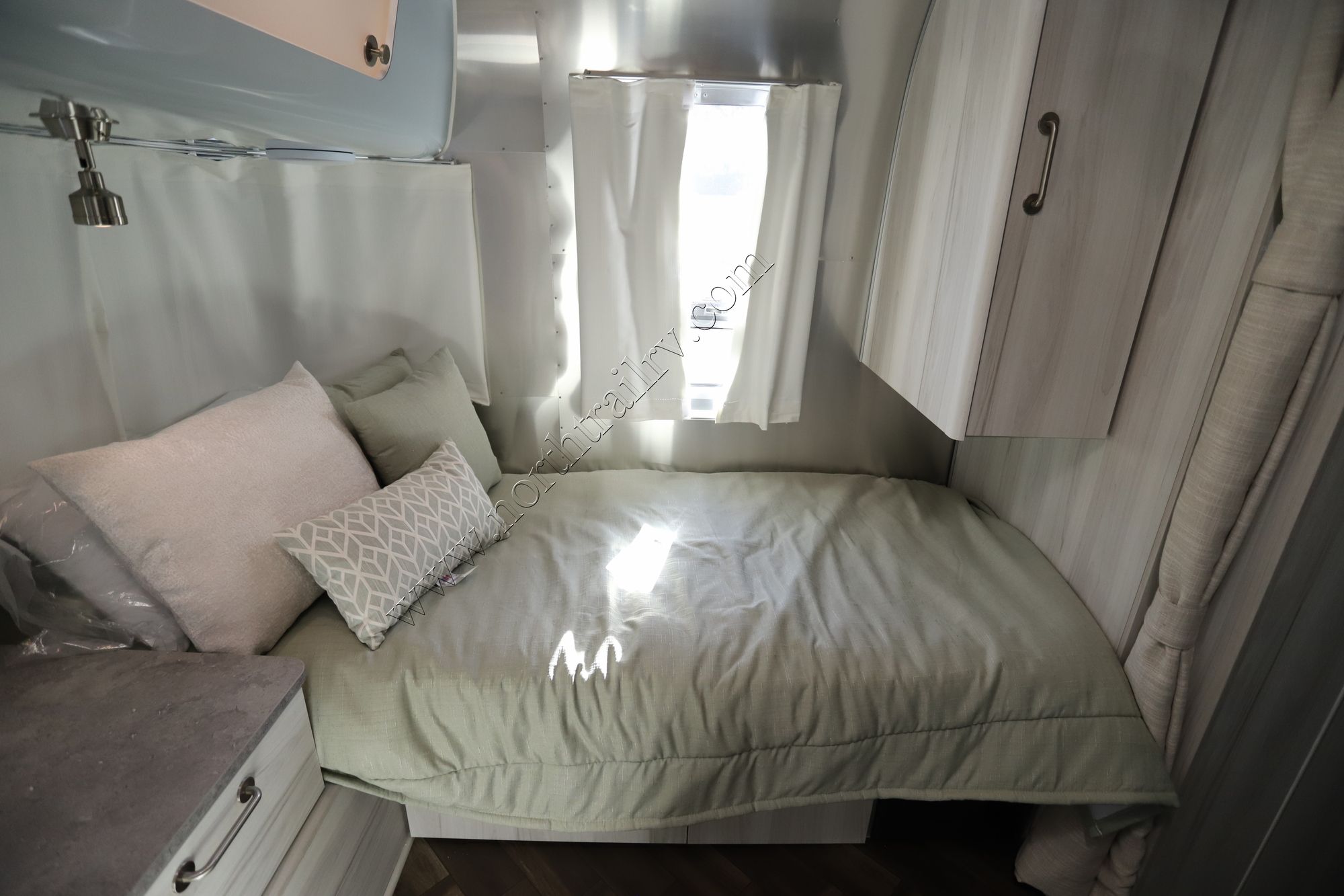 New 2022 Airstream International 25FB Travel Trailer  For Sale