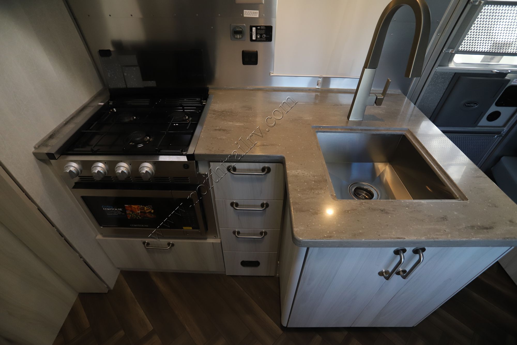 New 2022 Airstream International 25FB Travel Trailer  For Sale