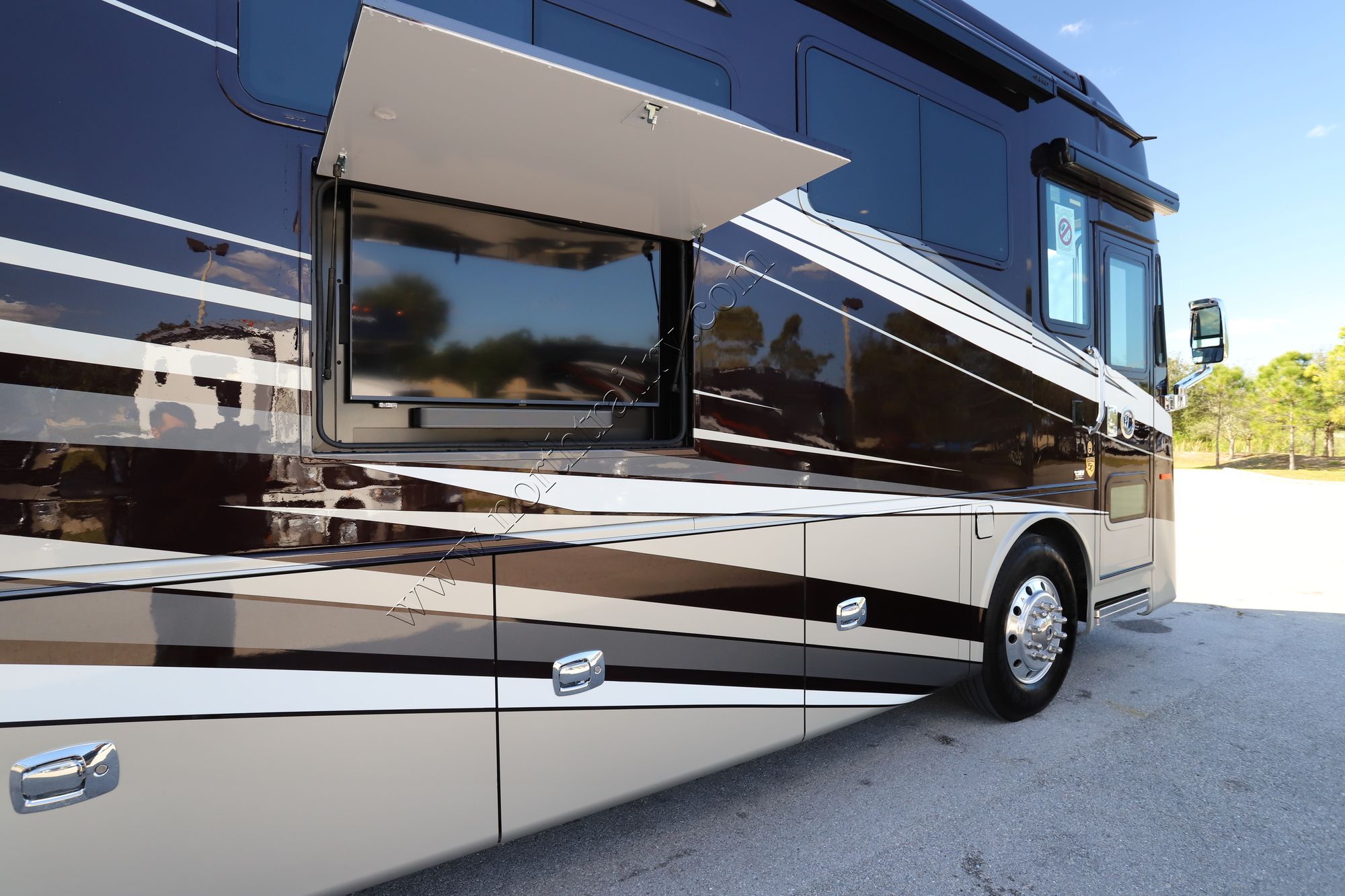 New 2022 Tiffin Motor Homes Phaeton 40IH Class A  For Sale