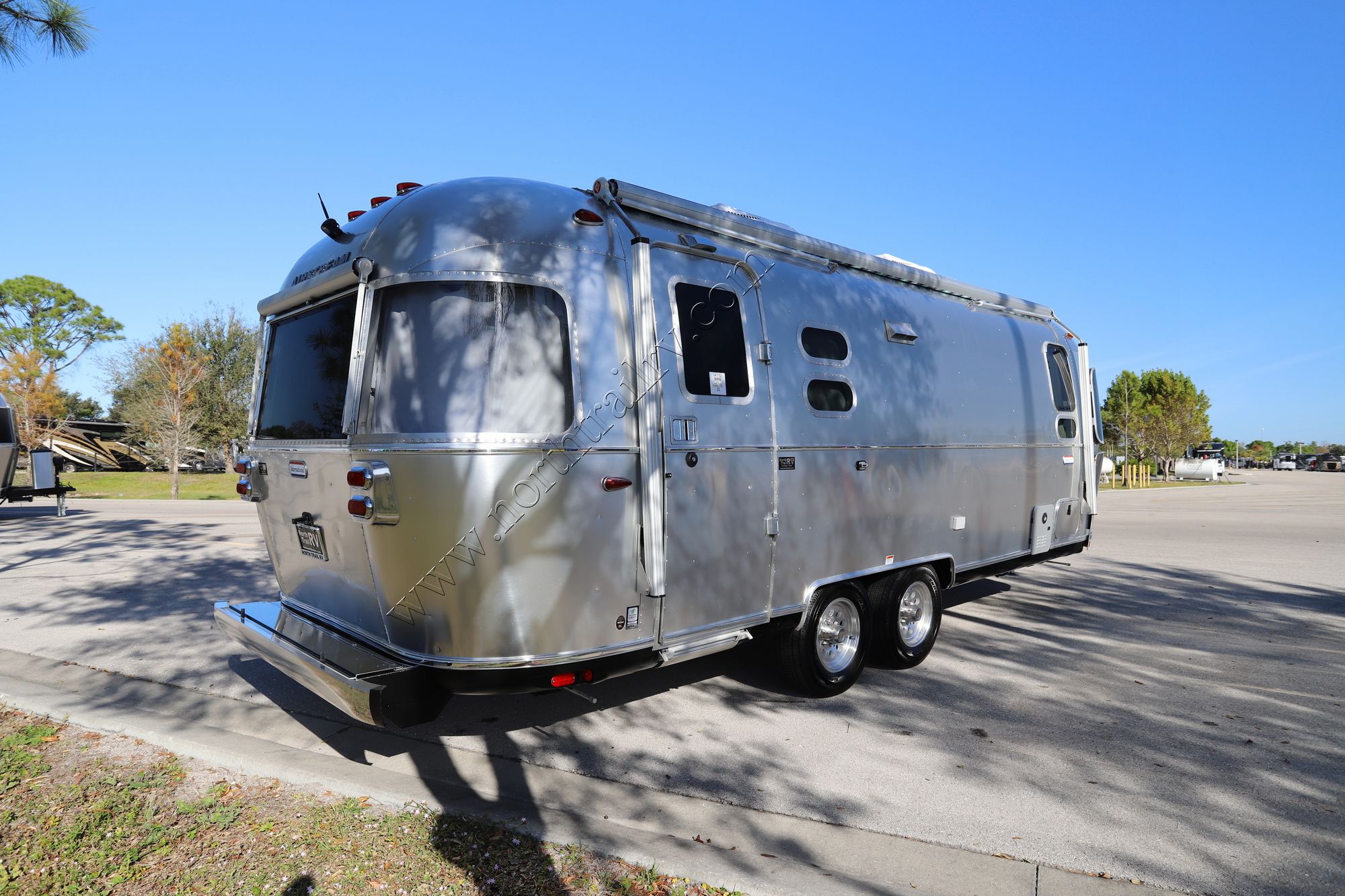 New 2022 Airstream International 25FB Travel Trailer  For Sale