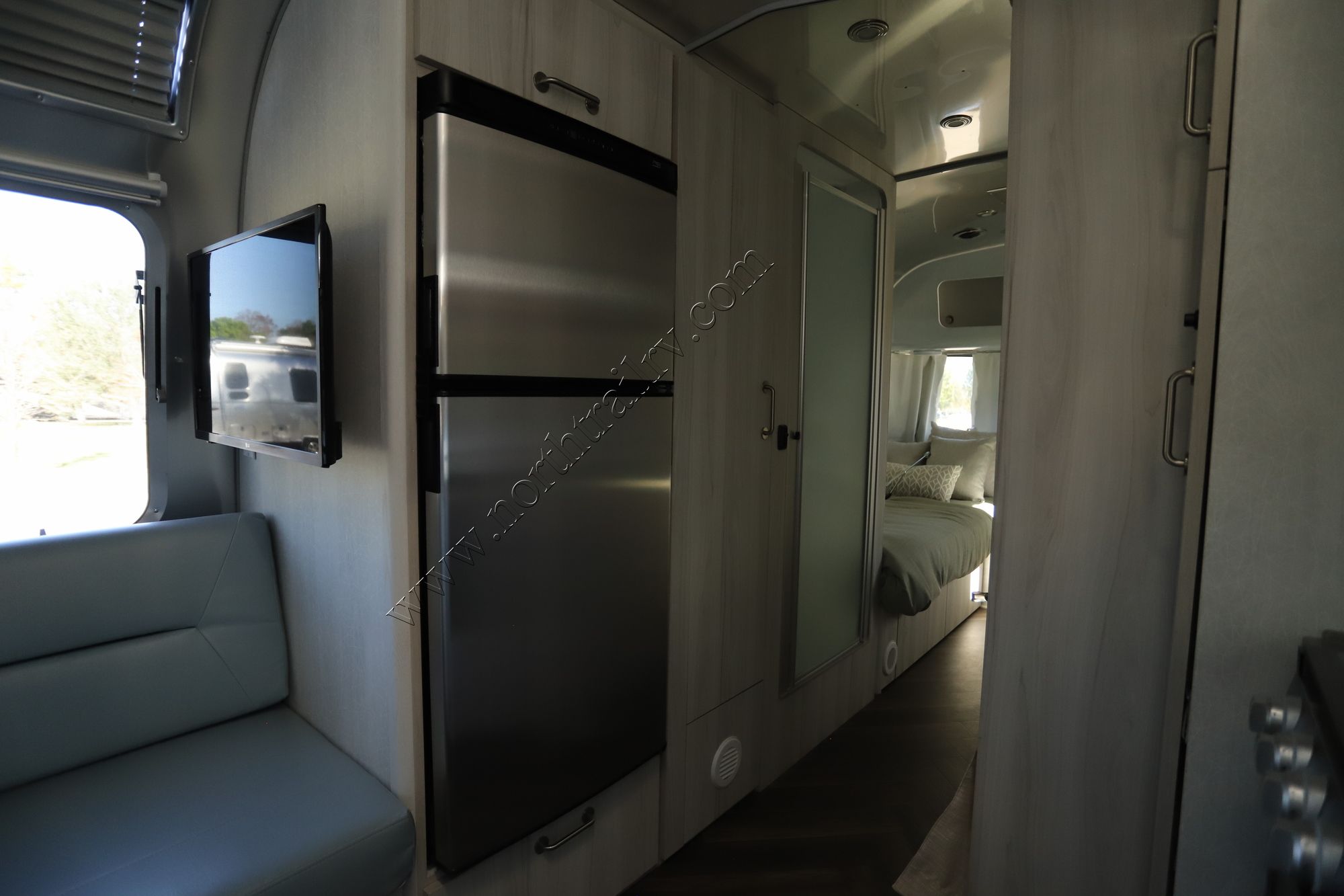 New 2022 Airstream International 25FB Travel Trailer  For Sale