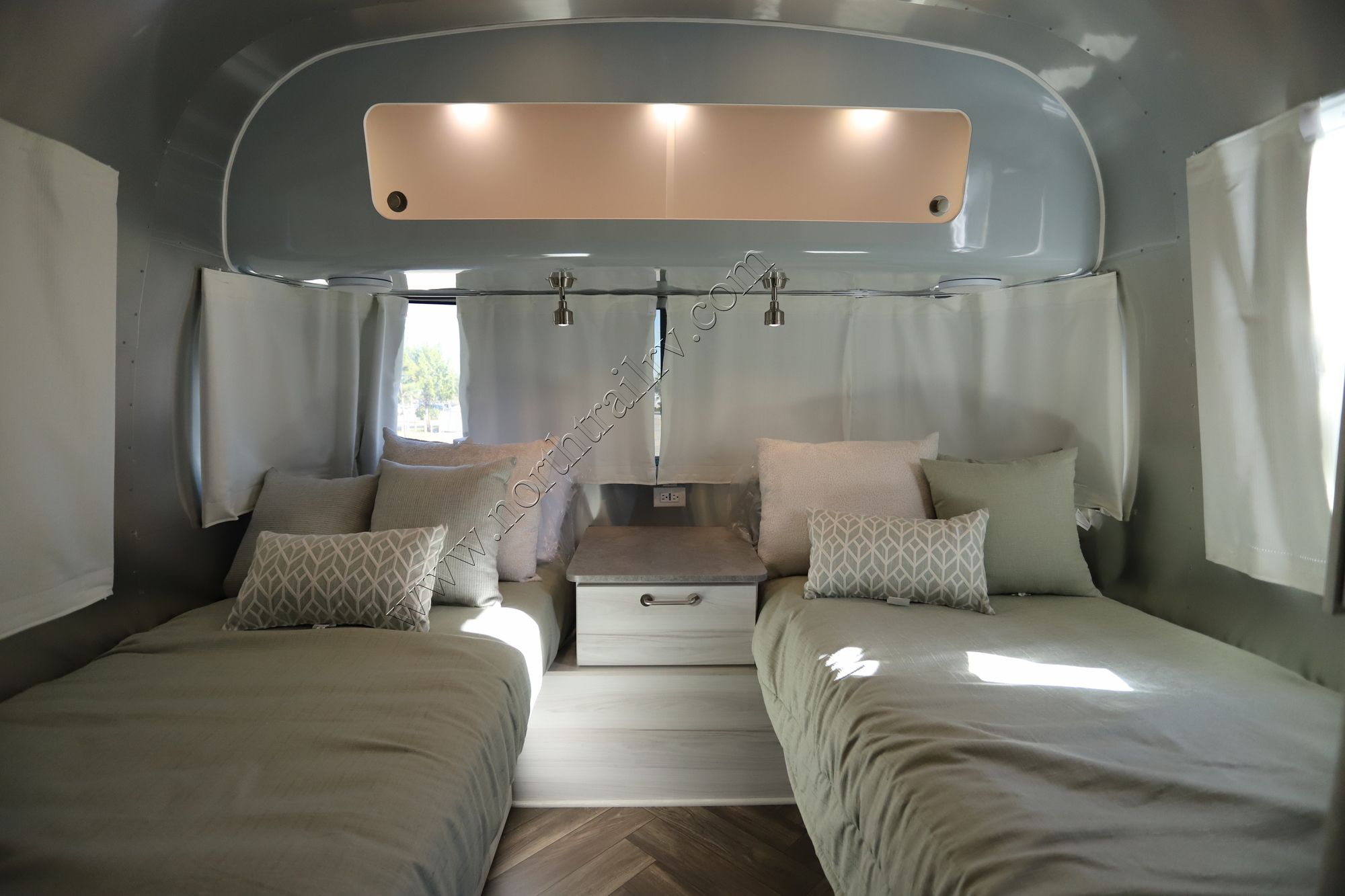 New 2022 Airstream International 25FB Travel Trailer  For Sale