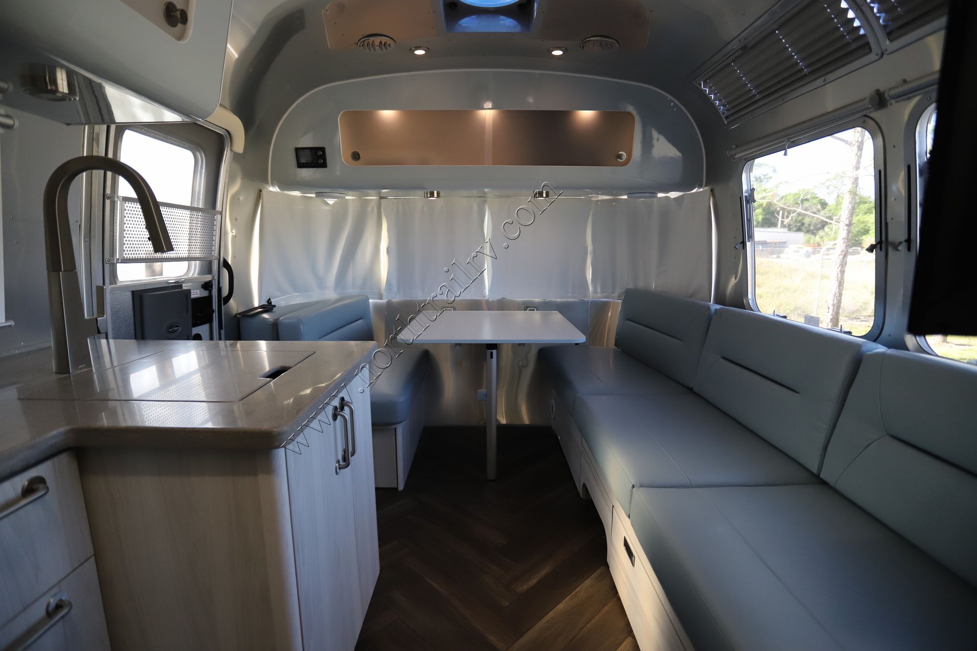 New 2022 Airstream International 25FB Travel Trailer  For Sale