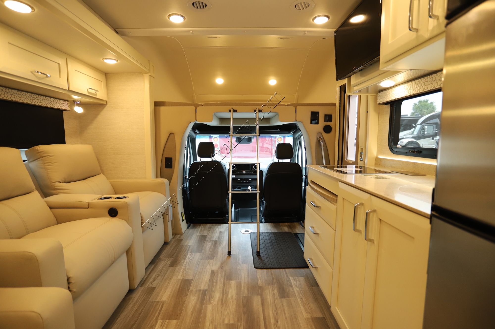 New 2022 Tiffin Motor Homes Wayfarer 25RW Class C  For Sale