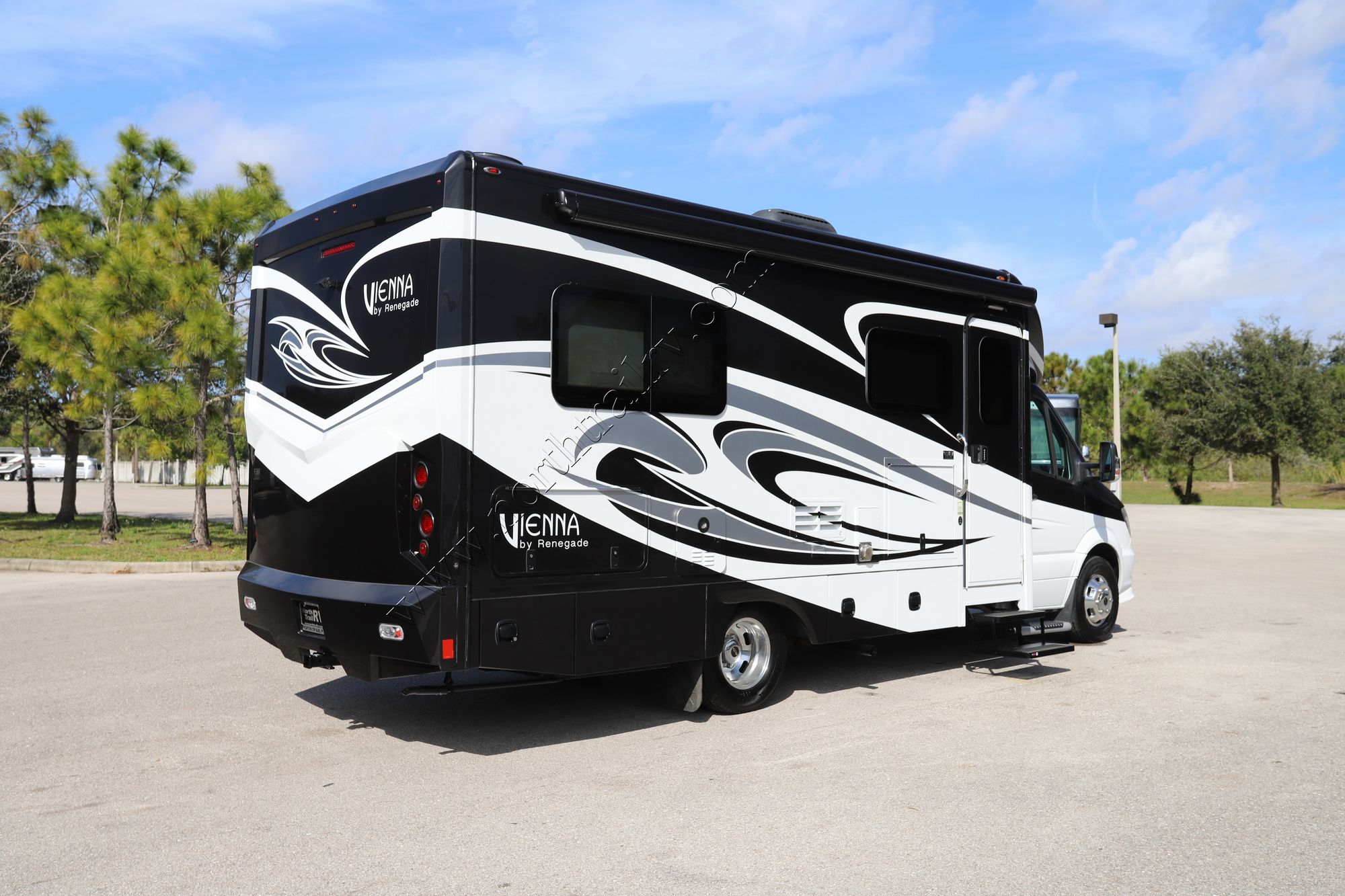 Used 2018 Renegade Rv Vienna 25VUCB Class C  For Sale