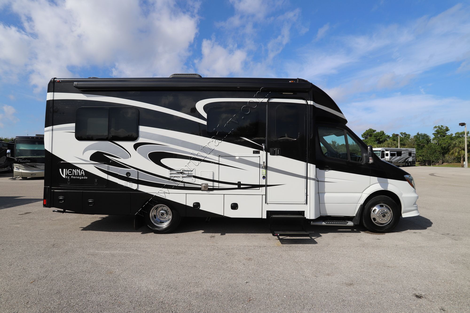 Used 2018 Renegade Rv Vienna 25VUCB Class C  For Sale