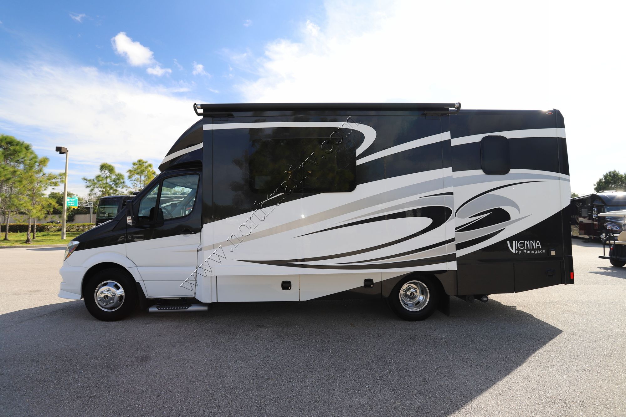 Used 2018 Renegade Rv Vienna 25VUCB Class C  For Sale