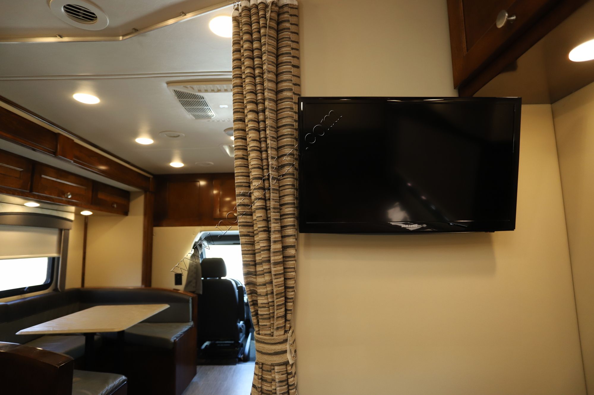 Used 2018 Renegade Rv Vienna 25VUCB Class C  For Sale