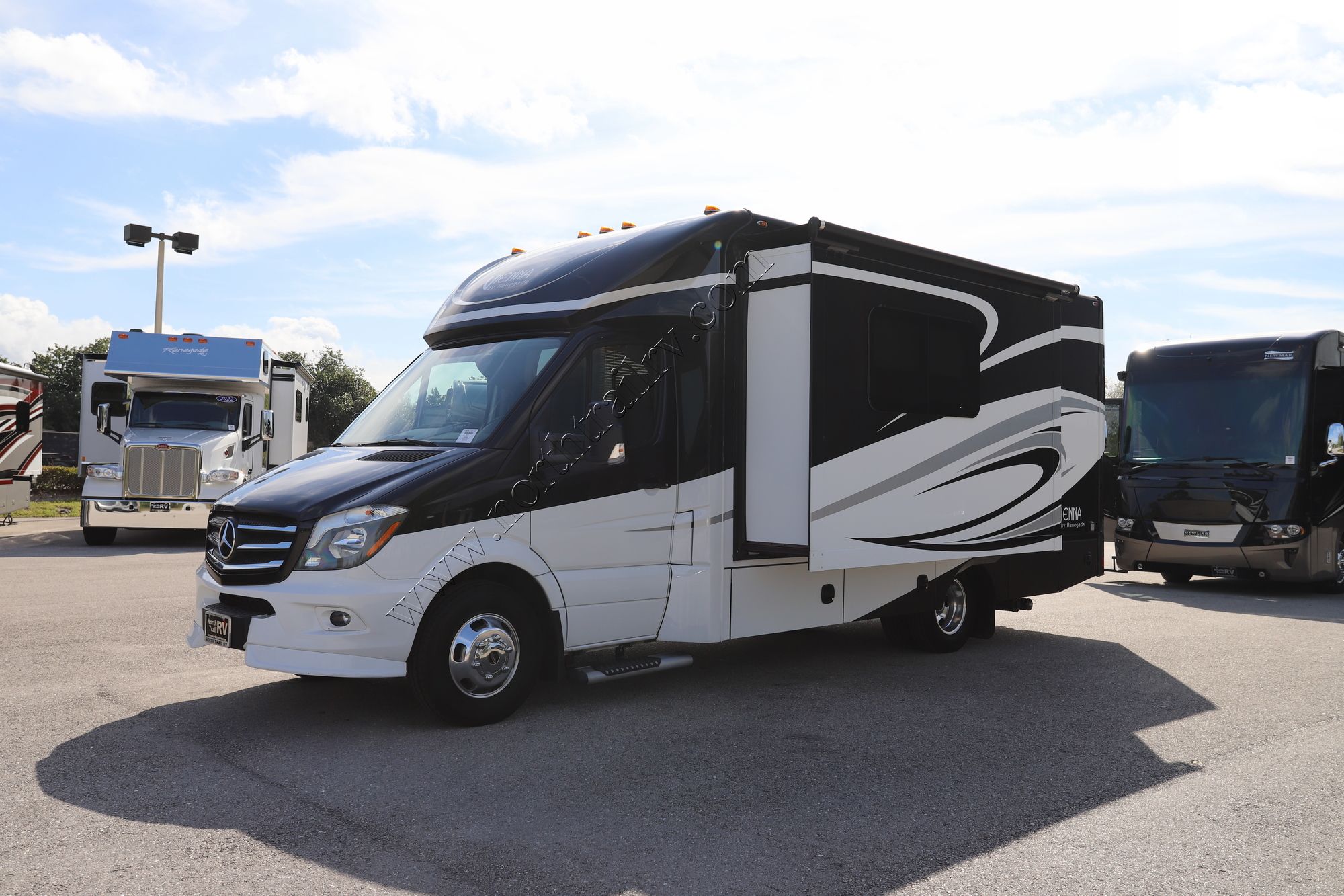 Used 2018 Renegade Rv Vienna 25VUCB Class C  For Sale