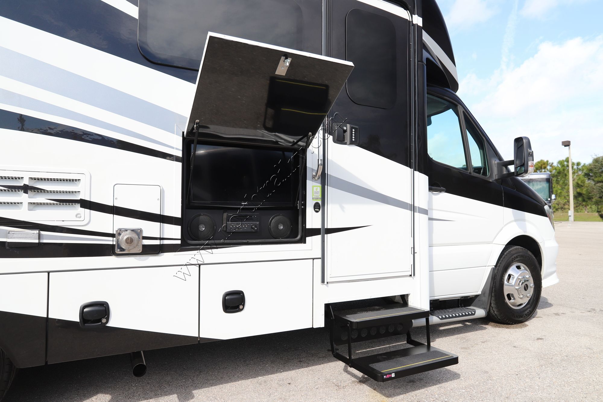 Used 2018 Renegade Rv Vienna 25VUCB Class C  For Sale