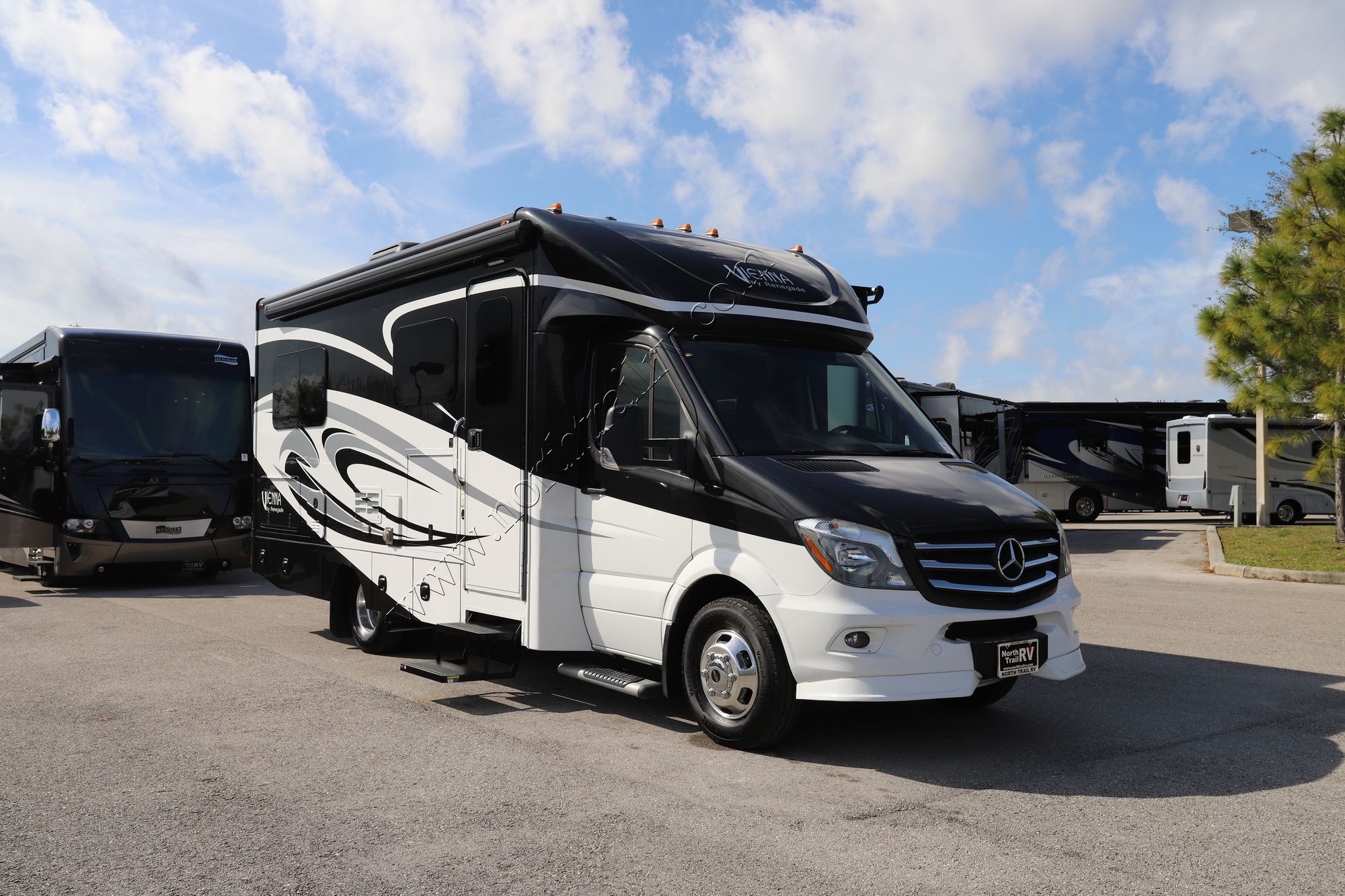 Used 2018 Renegade Rv Vienna 25VUCB Class C  For Sale