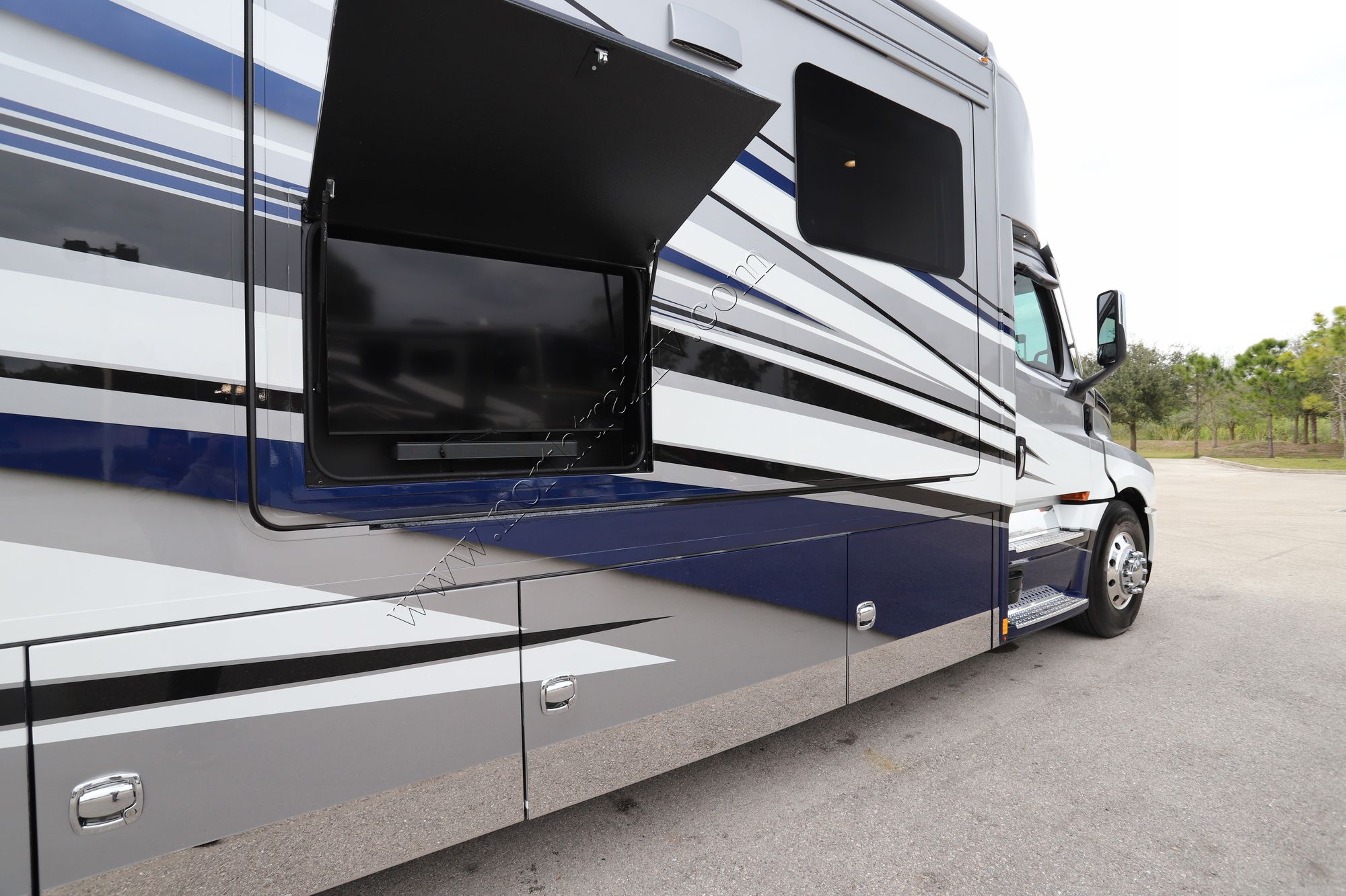 New 2022 Renegade Rv Ikon i4534RX Super C  For Sale