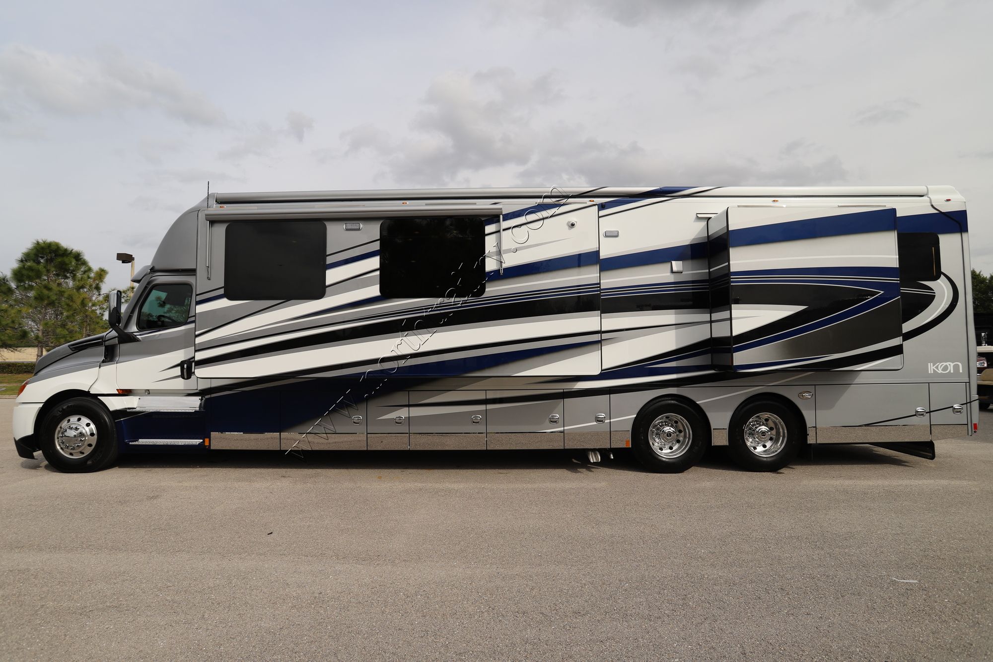 New 2022 Renegade Rv Ikon i4534RX Super C  For Sale