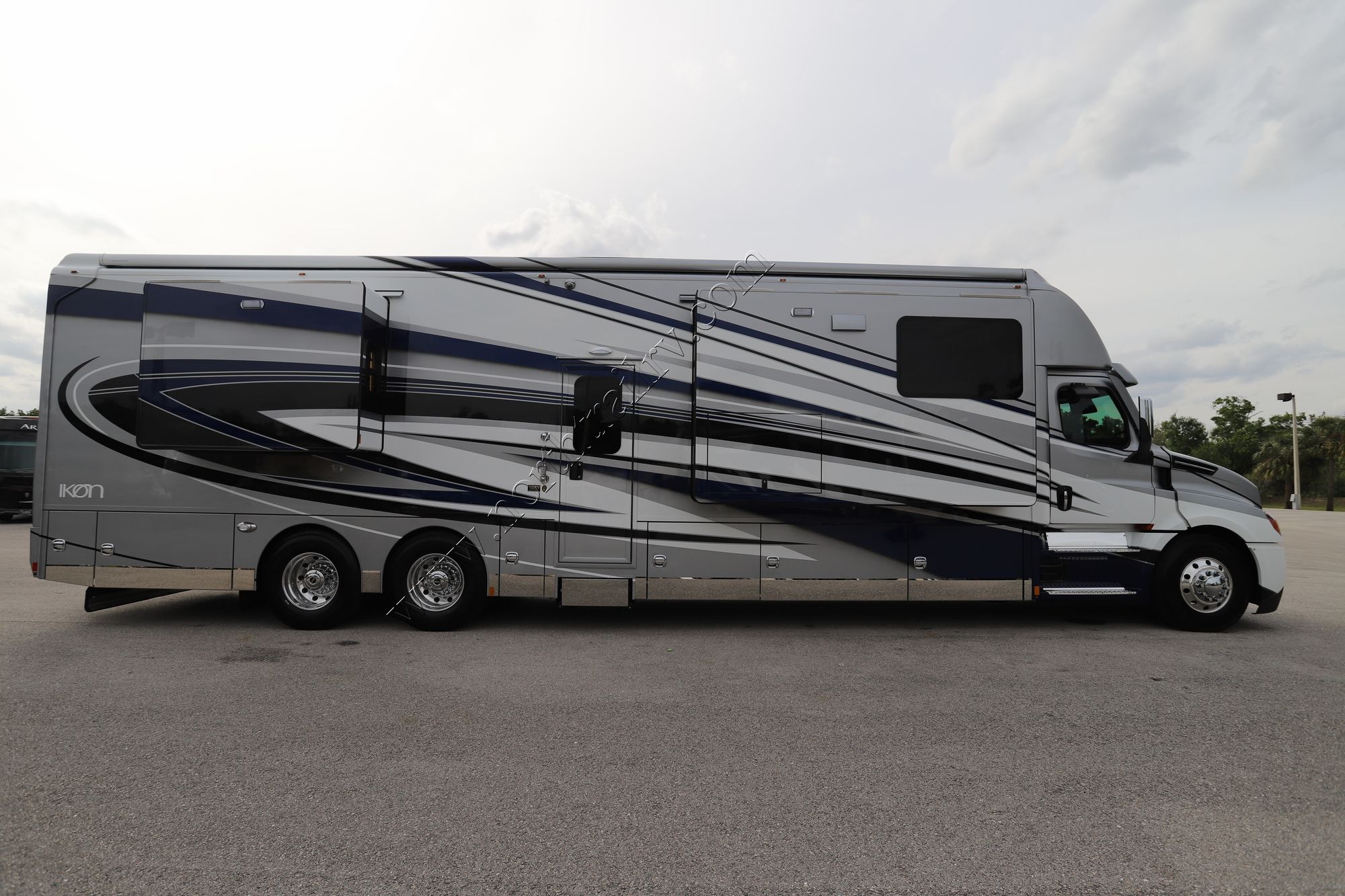 New 2022 Renegade Rv Ikon i4534RX Super C  For Sale