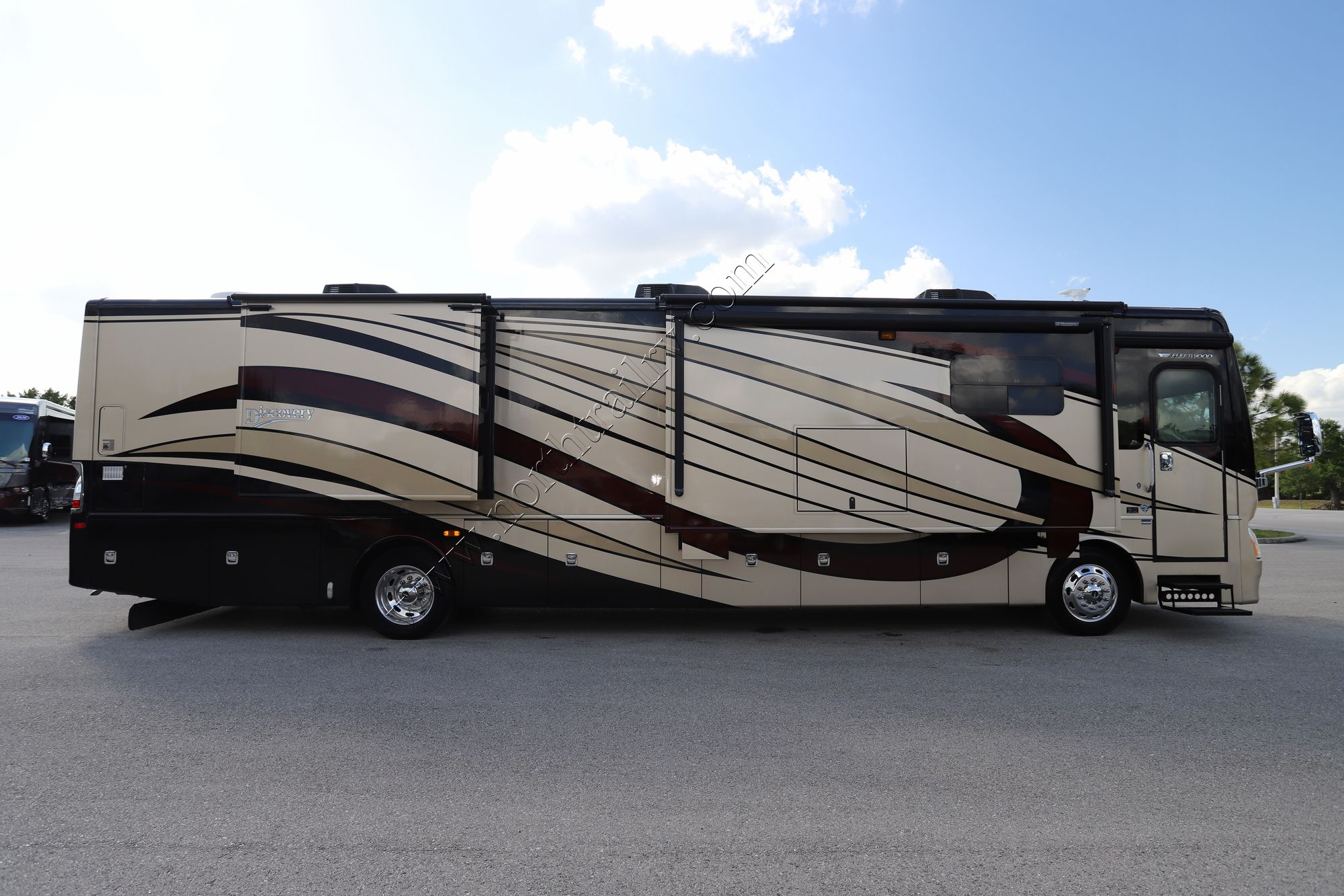 Used 2015 Fleetwood Discovery 40E Class A  For Sale