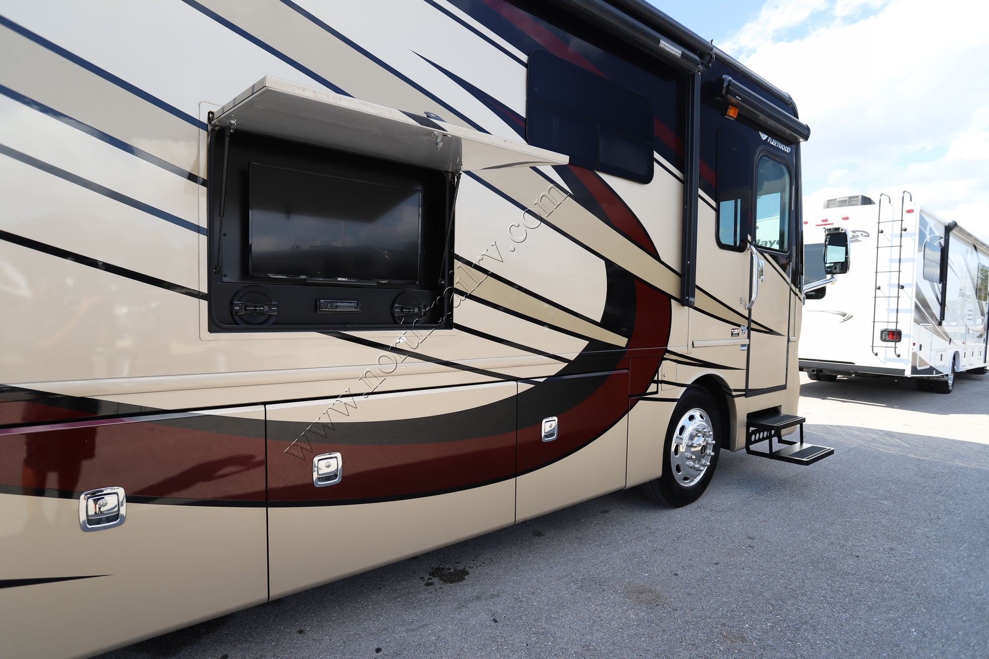 Used 2015 Fleetwood Discovery 40E Class A  For Sale