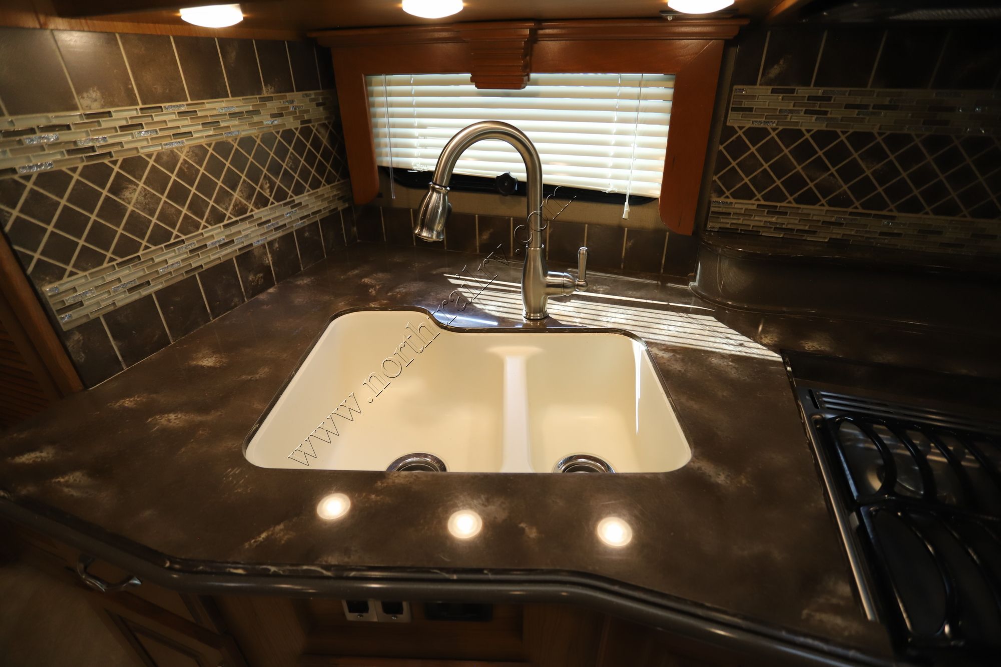 Used 2015 Fleetwood Discovery 40E Class A  For Sale