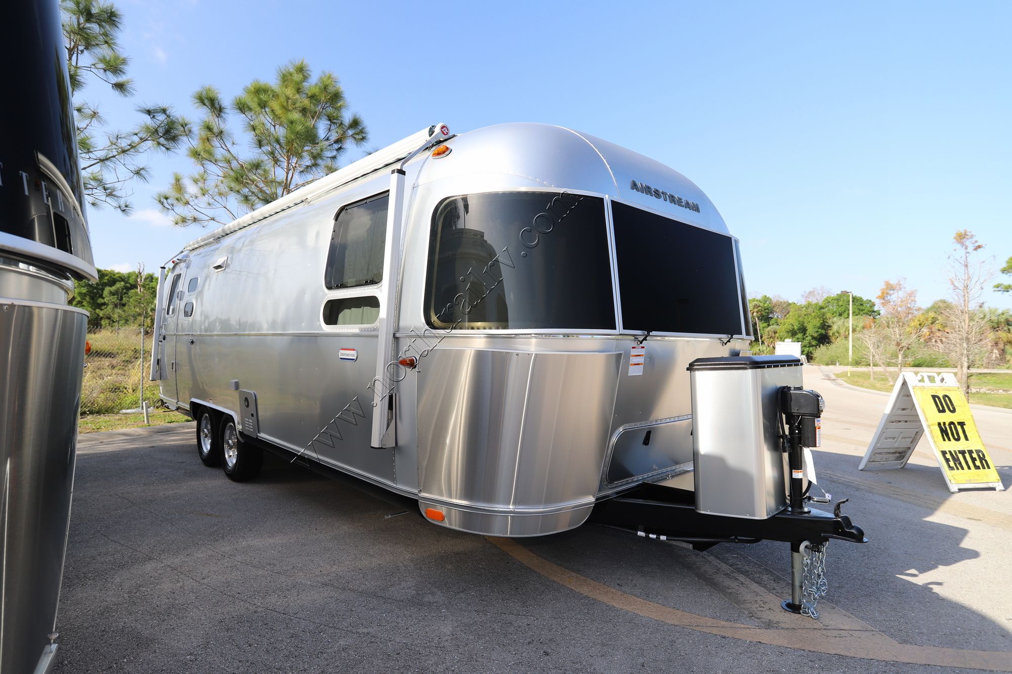 New 2022 Airstream International 27FB Travel Trailer  For Sale