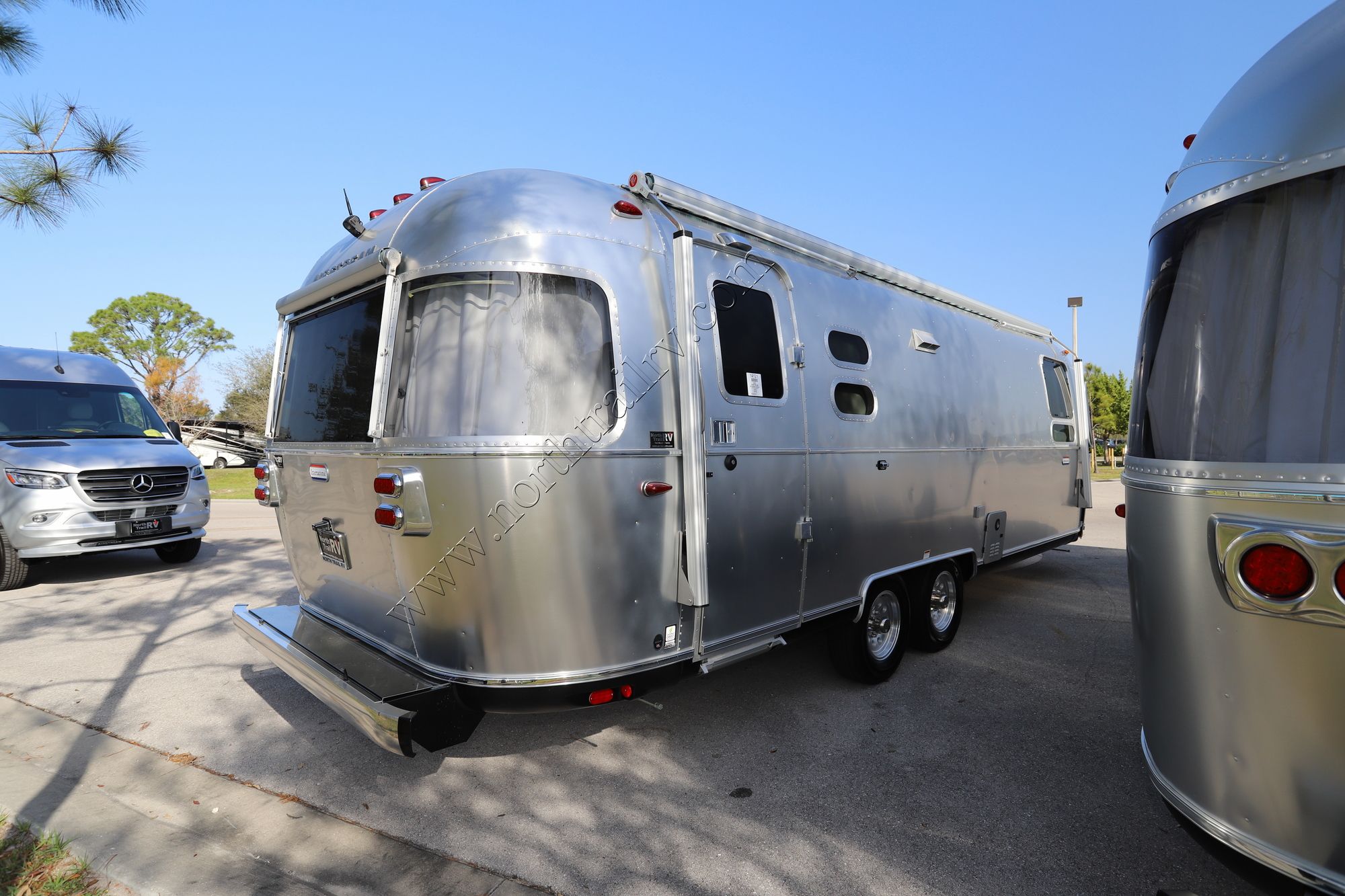 New 2022 Airstream International 27FB Travel Trailer  For Sale