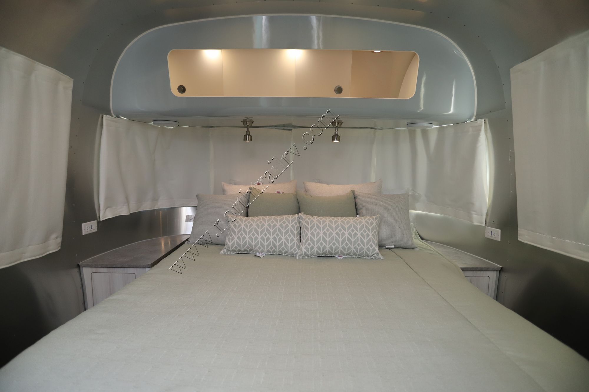 New 2022 Airstream International 27FB Travel Trailer  For Sale