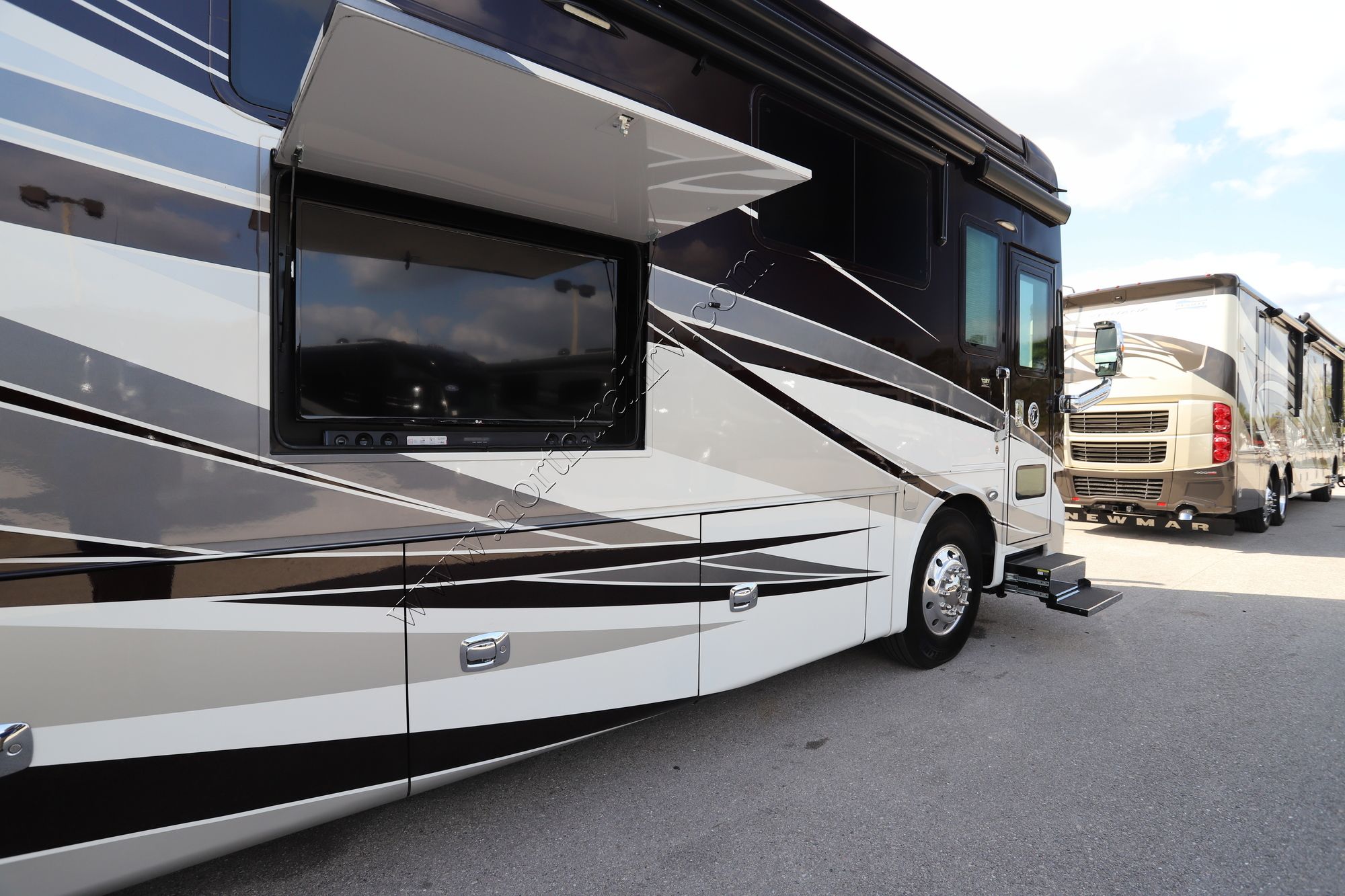 Used 2017 Tiffin Motor Homes Allegro Bus 45OPP Class A  For Sale