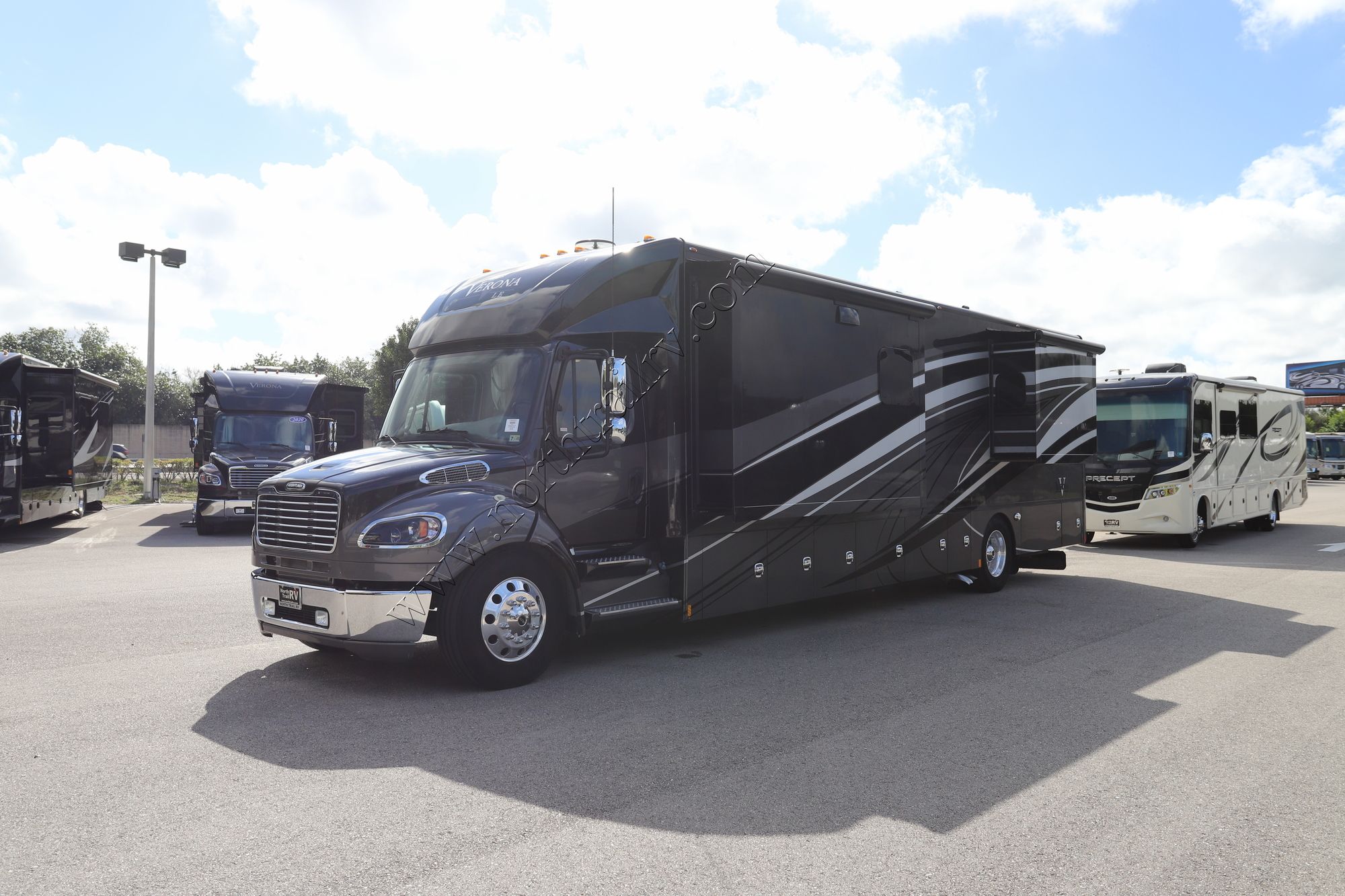 Used 2019 Renegade Rv Verona Le 40LRB Super C  For Sale