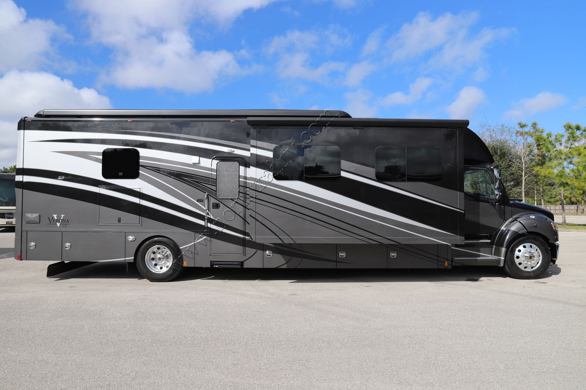 Used 2019 Renegade Rv Verona Le 40LRB Super C  For Sale