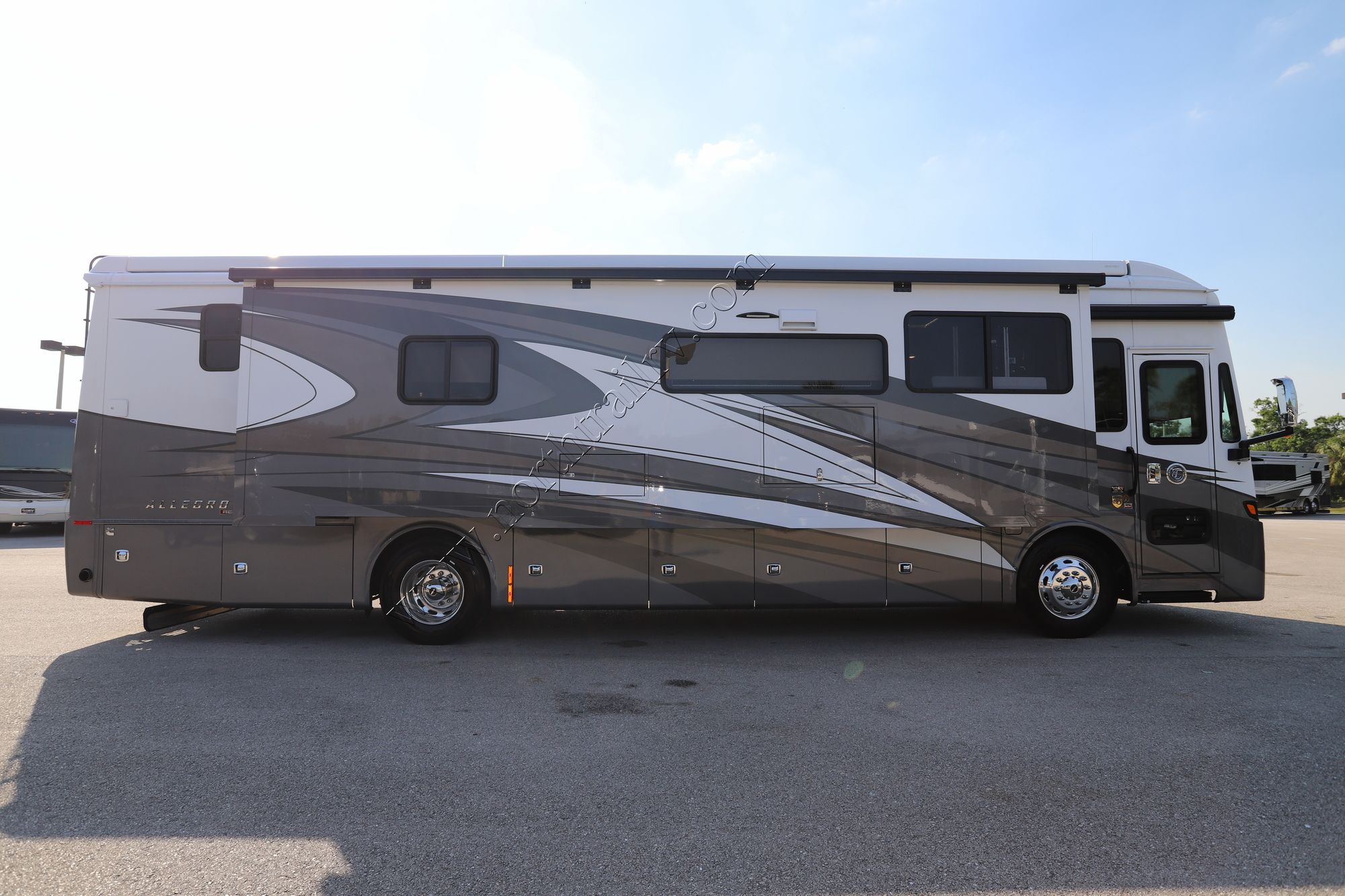 New 2022 Tiffin Motor Homes Allegro Red 37BA Class A  For Sale