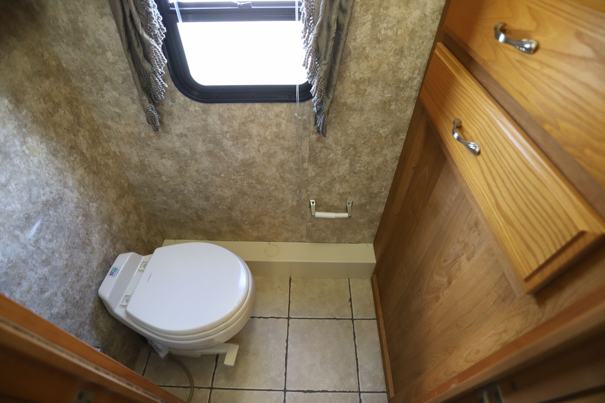 Used 2006 Coachmen Cross Country 372DS Class A  For Sale