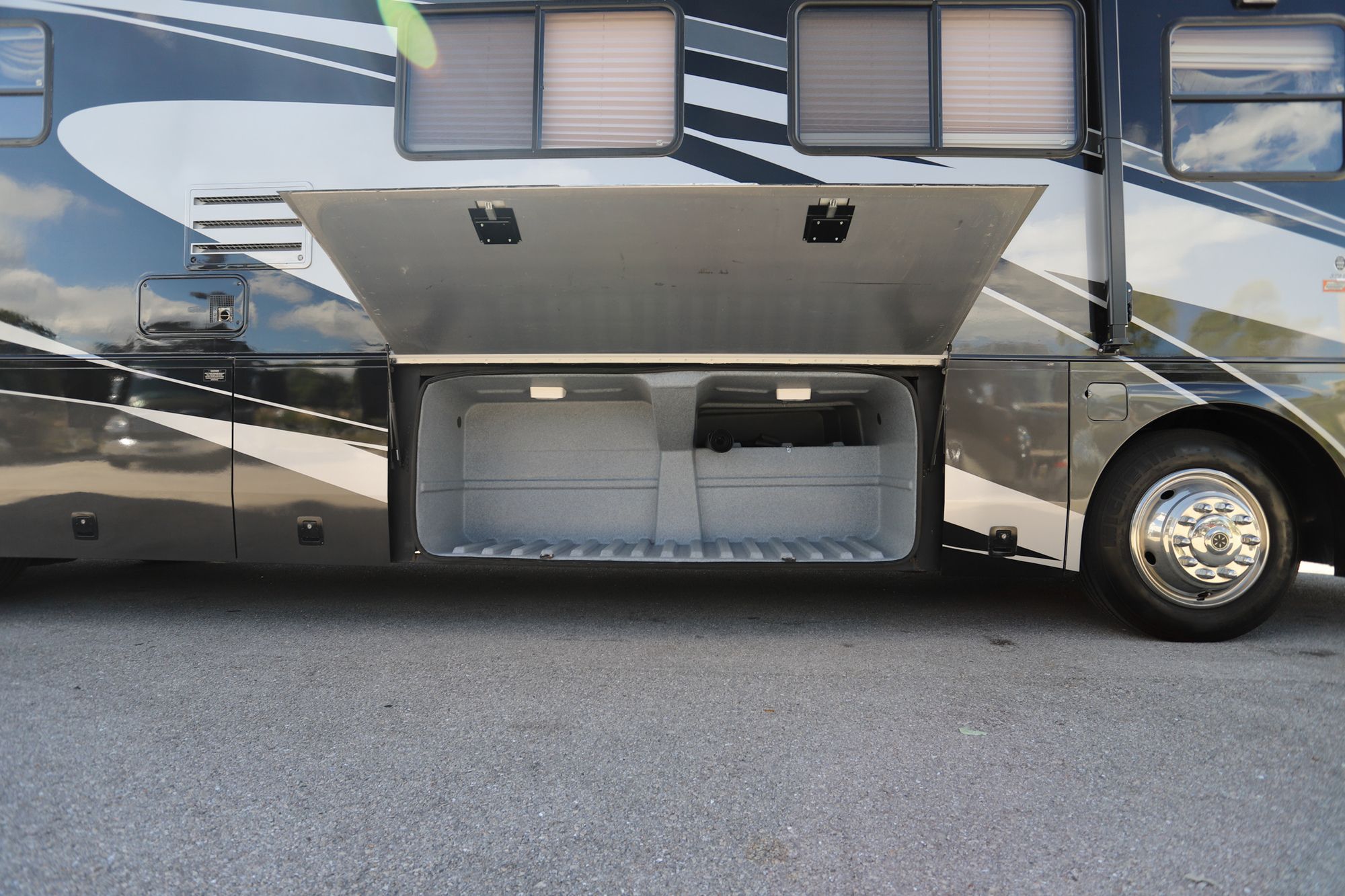 Used 2006 Coachmen Cross Country 372DS Class A  For Sale