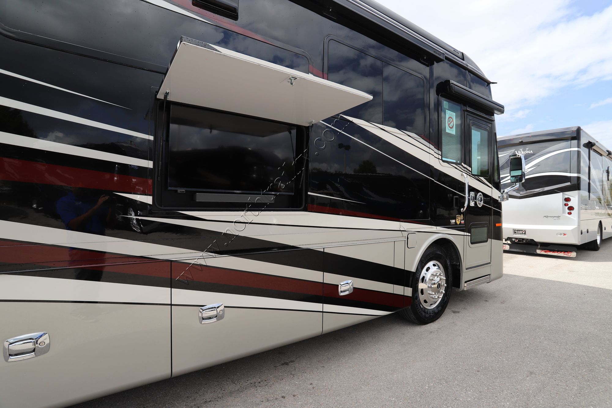 New 2022 Tiffin Motor Homes Phaeton 37BH Class A  For Sale