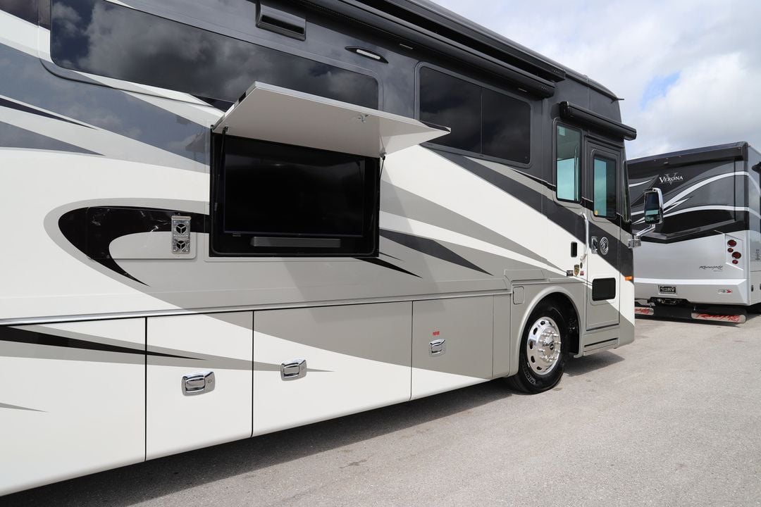 2022 Tiffin Motor Homes Phaeton 36SH 14583