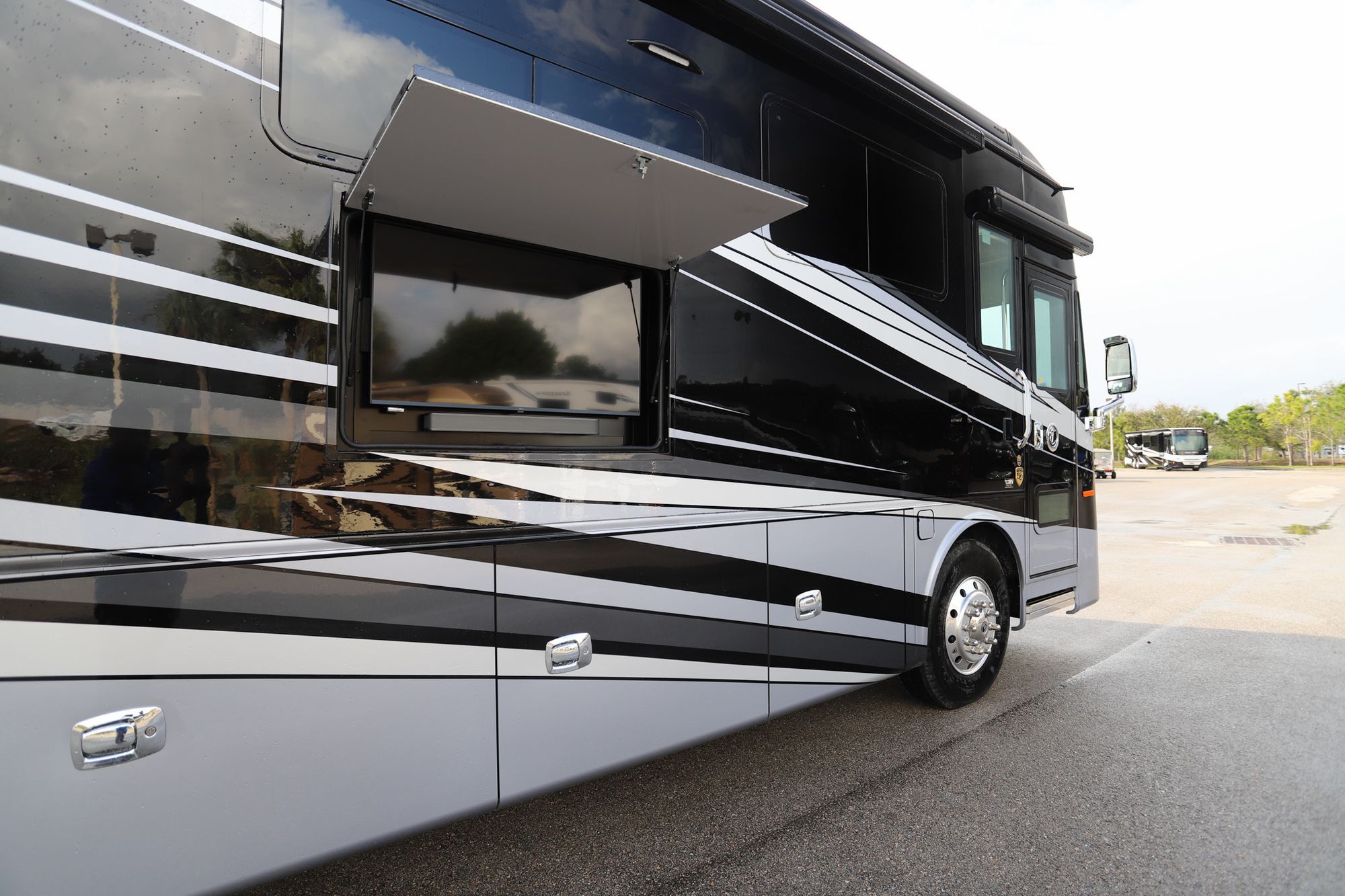 New 2022 Tiffin Motor Homes Phaeton 40IH Class A  For Sale