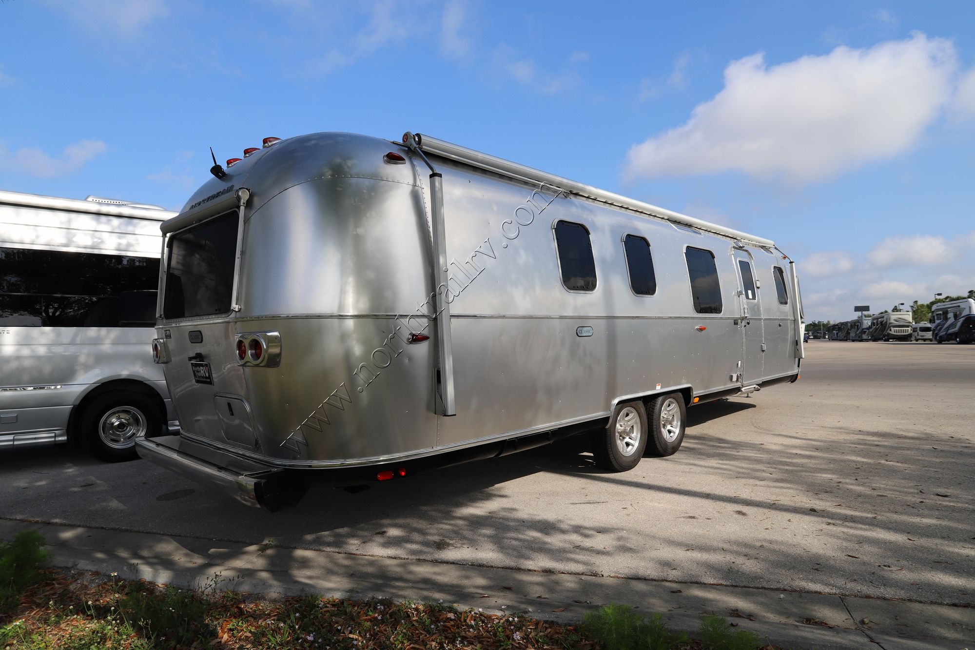 New 2022 Airstream Classic 33 FB Travel Trailer  For Sale