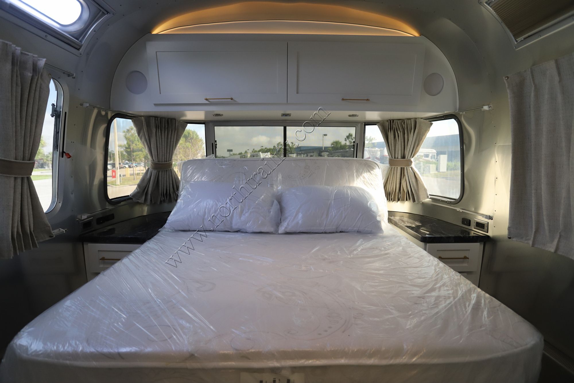 New 2022 Airstream Classic 33 FB Travel Trailer  For Sale
