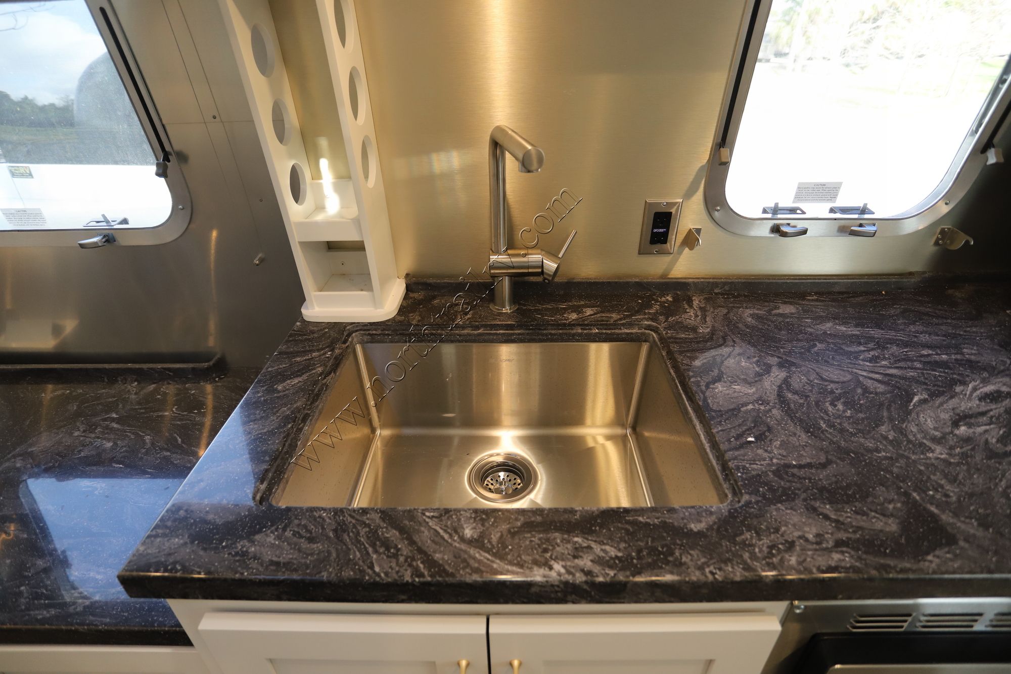 New 2022 Airstream Classic 33 FB Travel Trailer  For Sale